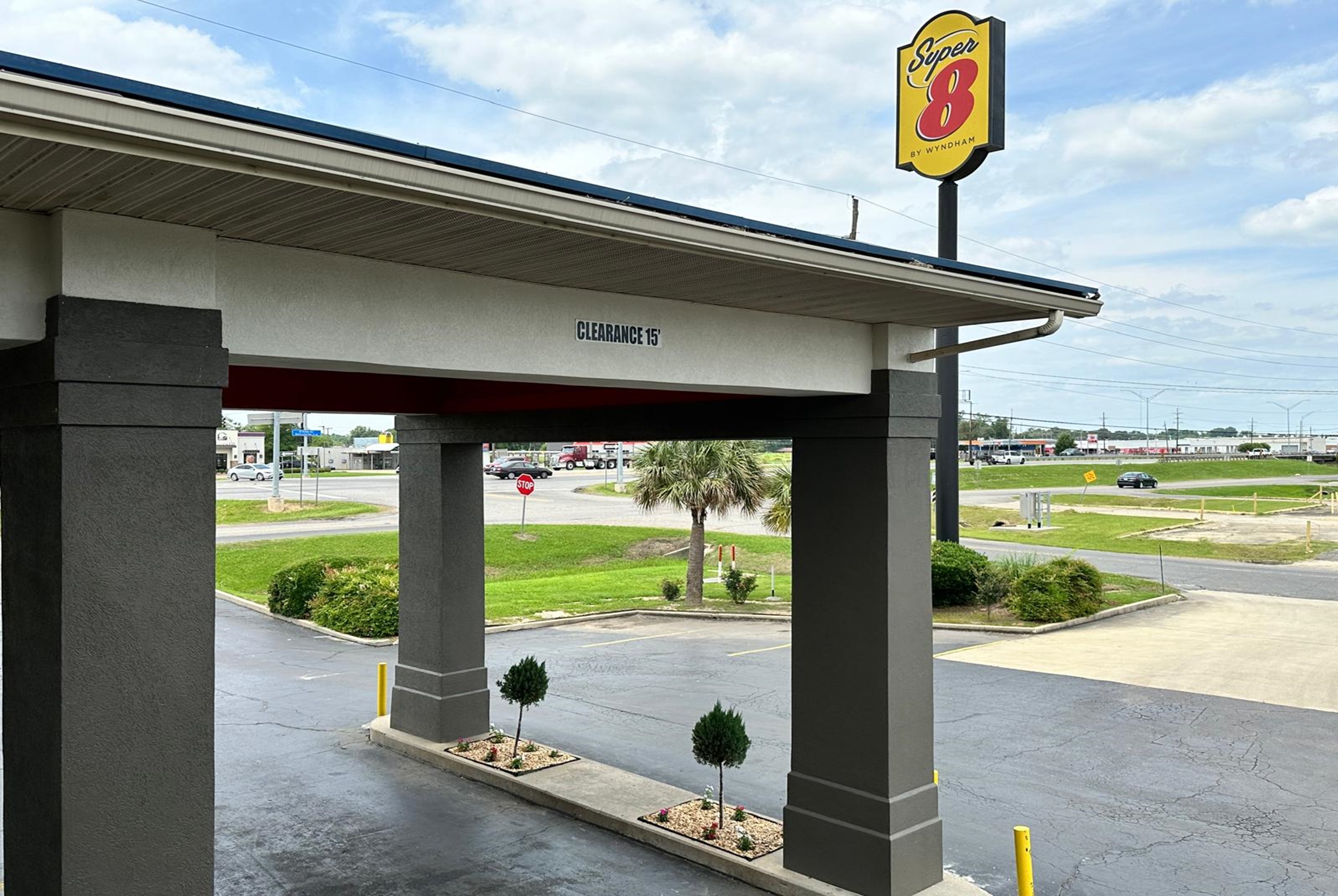 Exterior of Super 8 by Wyndham Monroe hotel in Monroe, Louisiana
