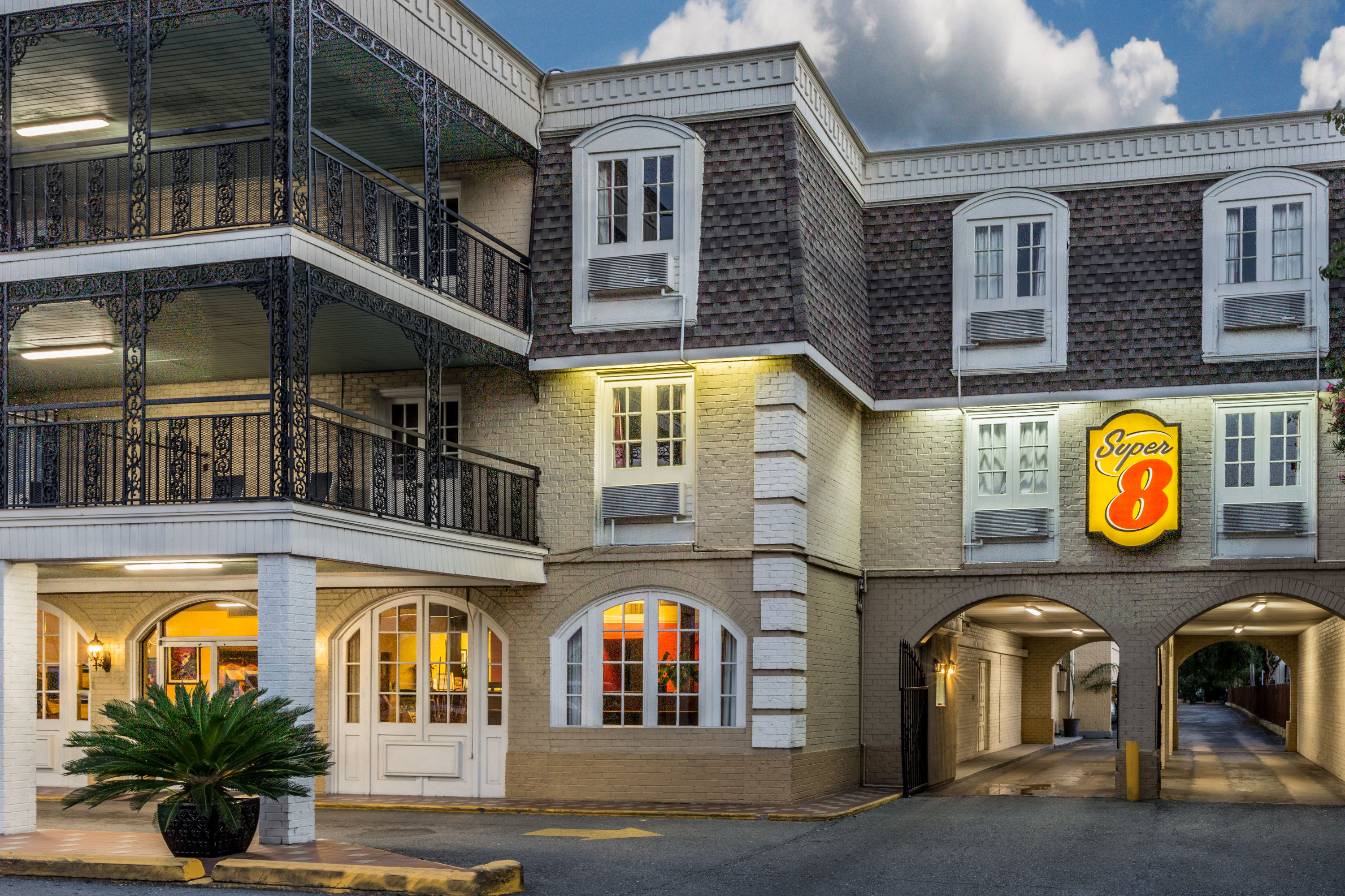 Super 8 By Wyndham New Orleans 