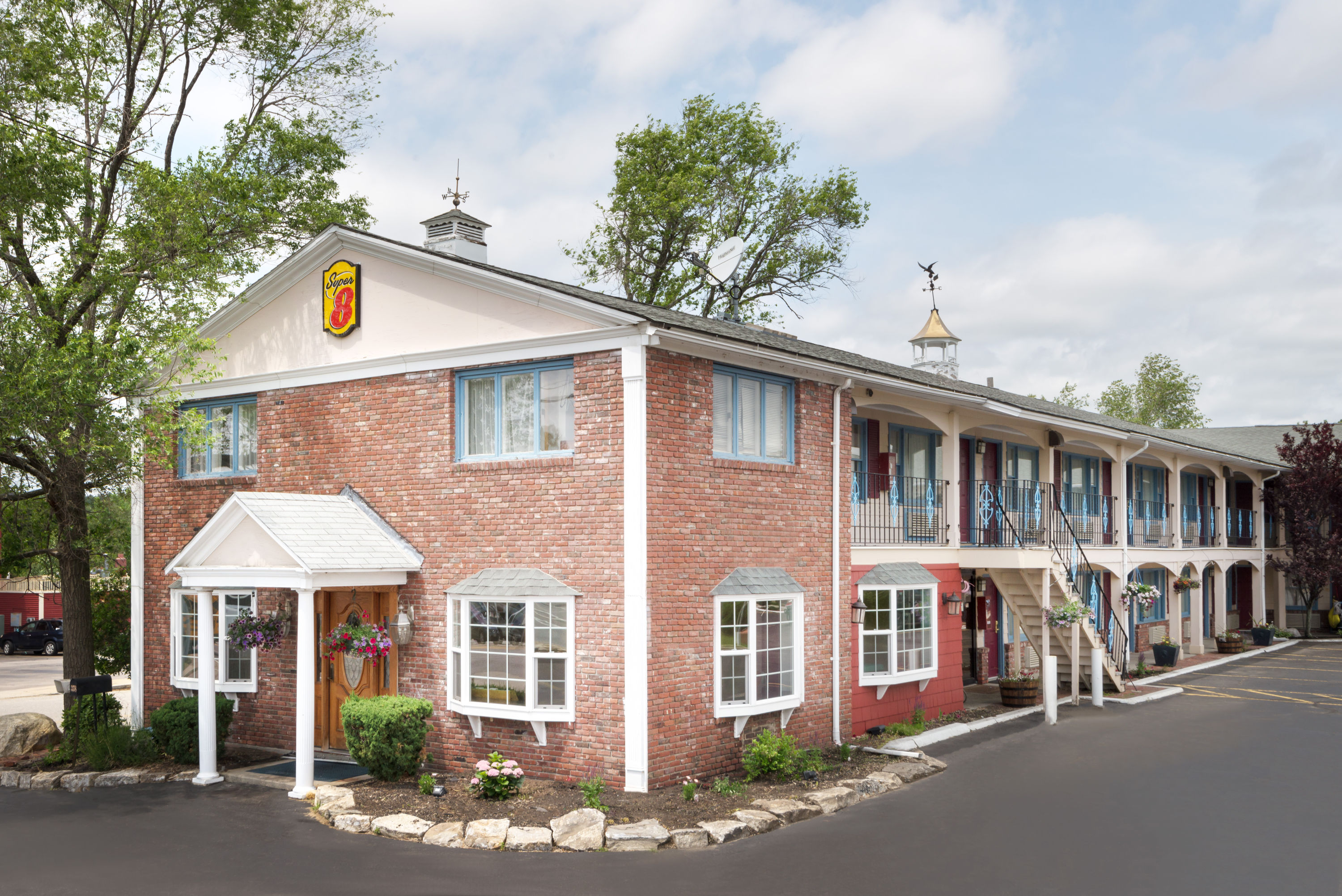 Exterior Day Image of Super 8 by Wyndham Sturbridge hotel in Sturbridge, Massachusetts