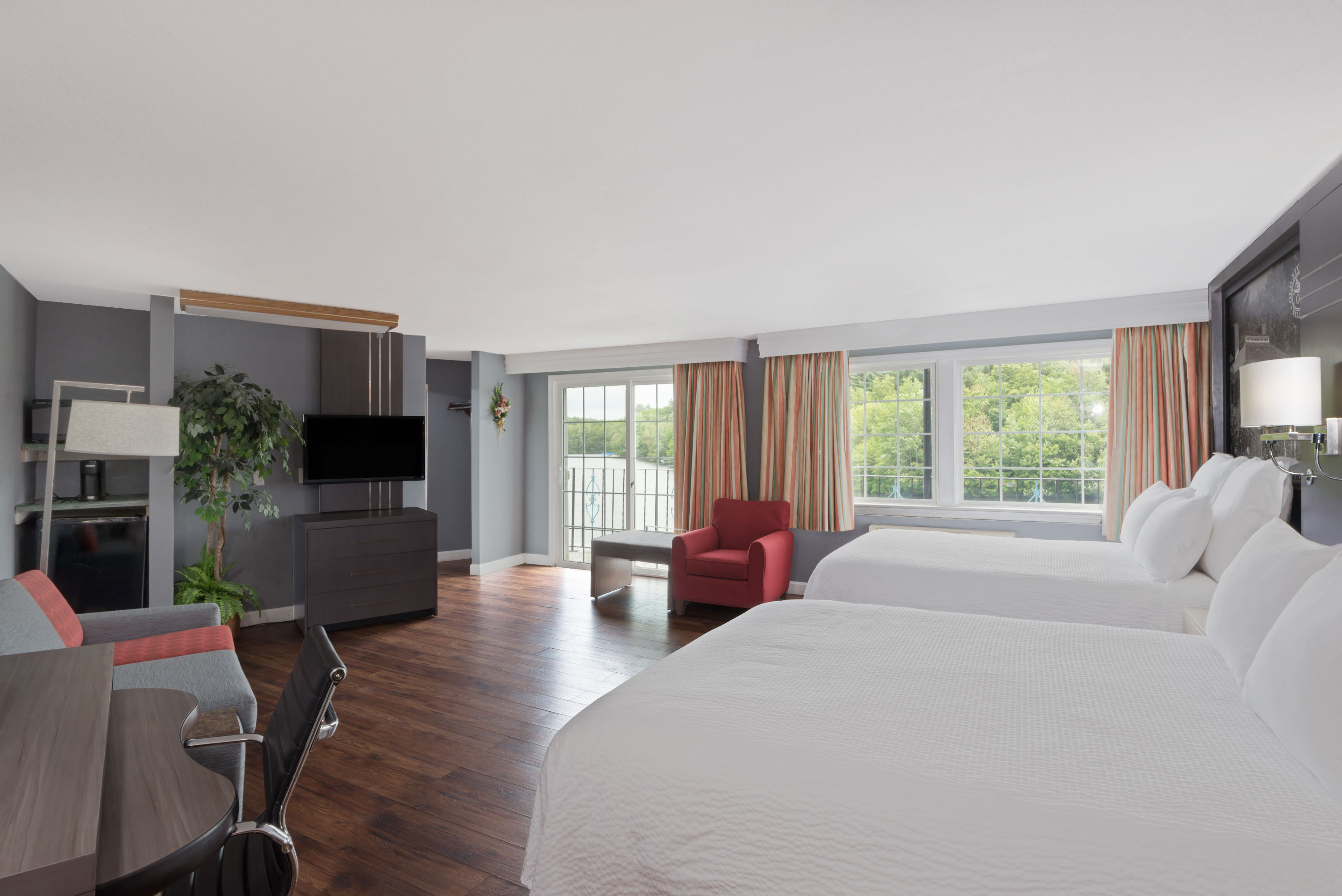 Super 8 by Wyndham Sturbridge suite in Sturbridge, Massachusetts