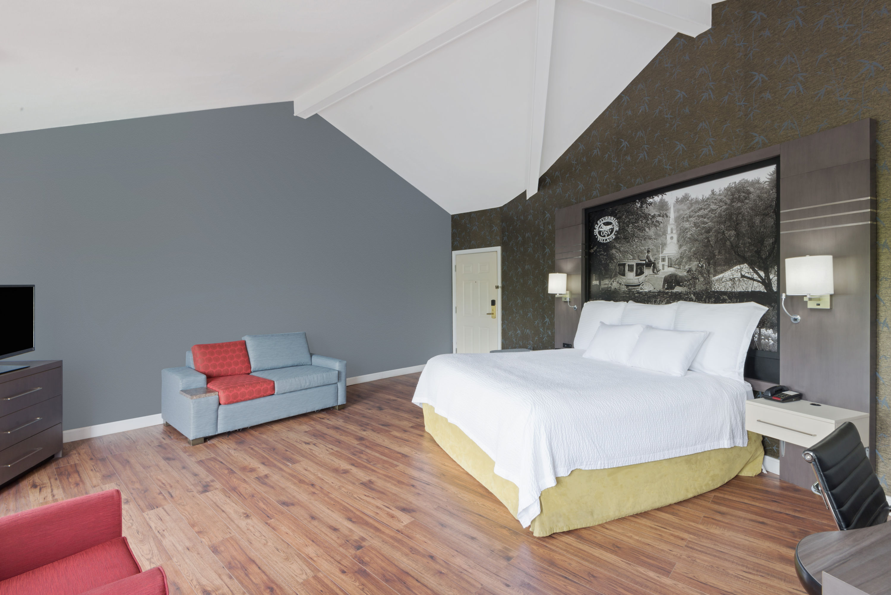 Super 8 by Wyndham Sturbridge suite in Sturbridge, Massachusetts