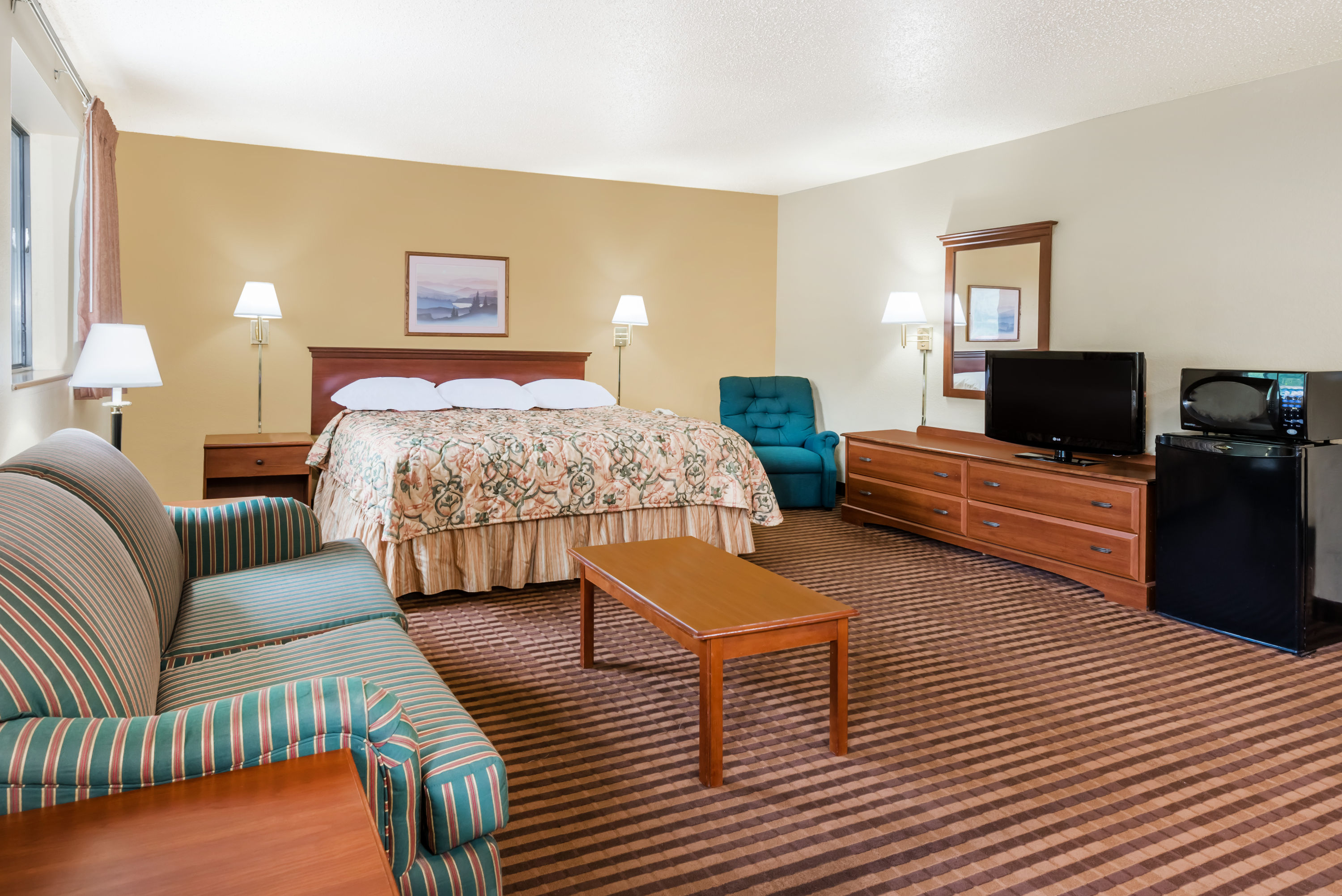 Super 8 by Wyndham La Vale/Cumberland Area suite in La Vale, Maryland