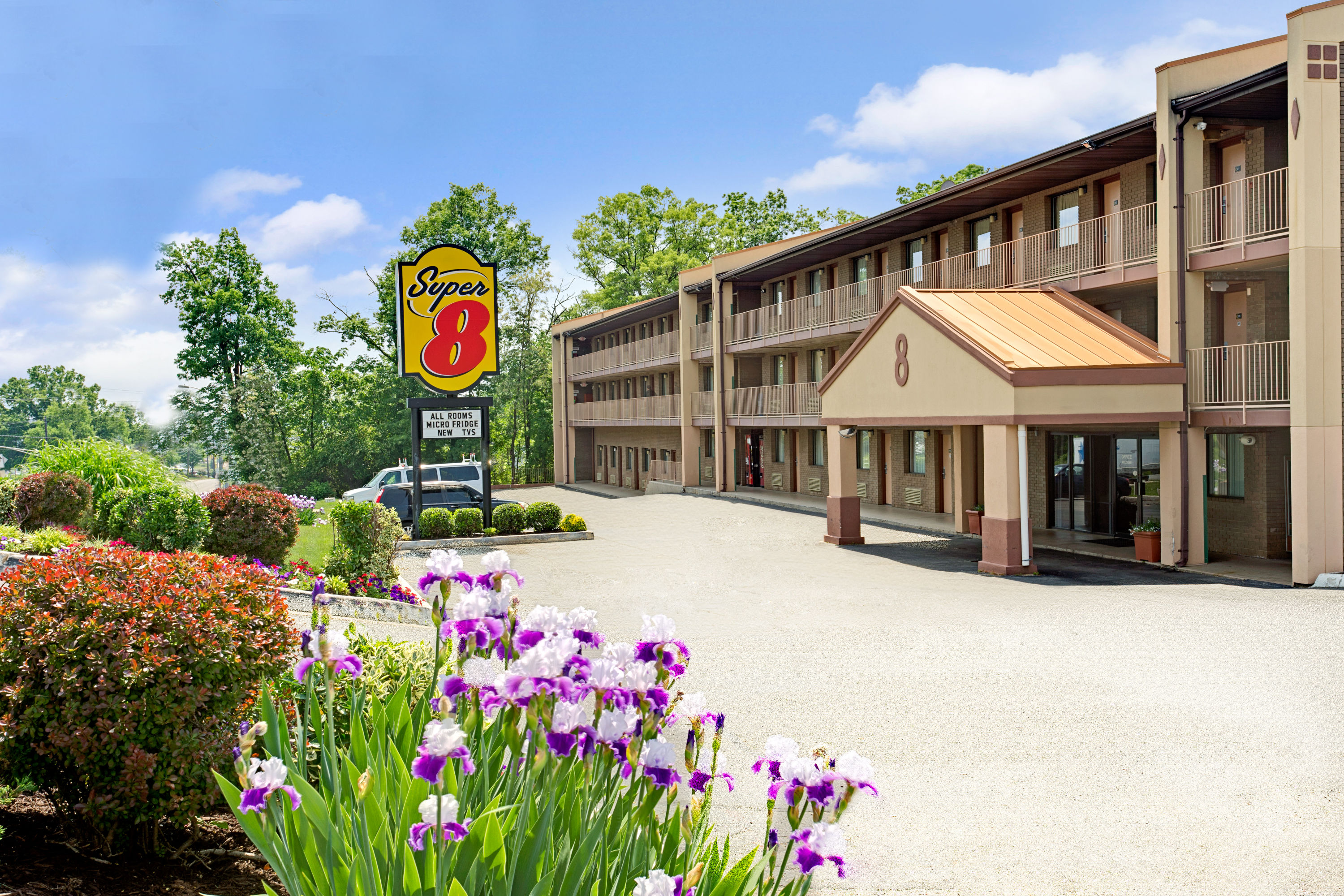 Exterior of Super 8 by Wyndham Laurel hotel in Laurel, Maryland
