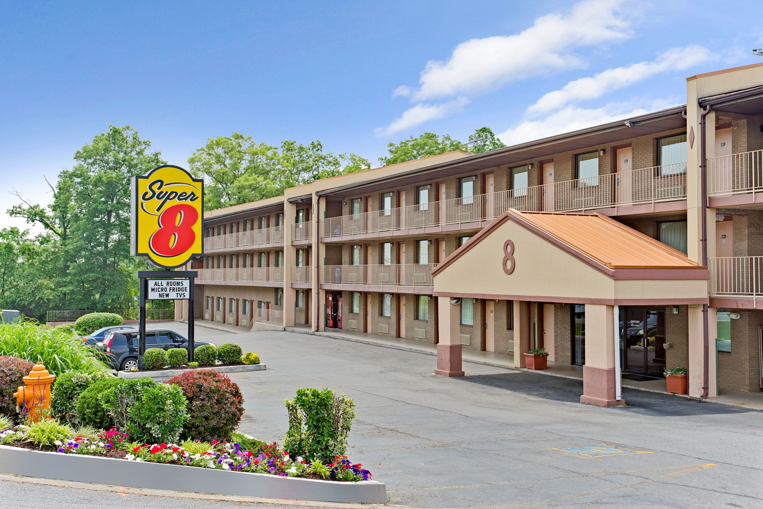 Exterior of Super 8 by Wyndham Laurel hotel in Laurel, Maryland