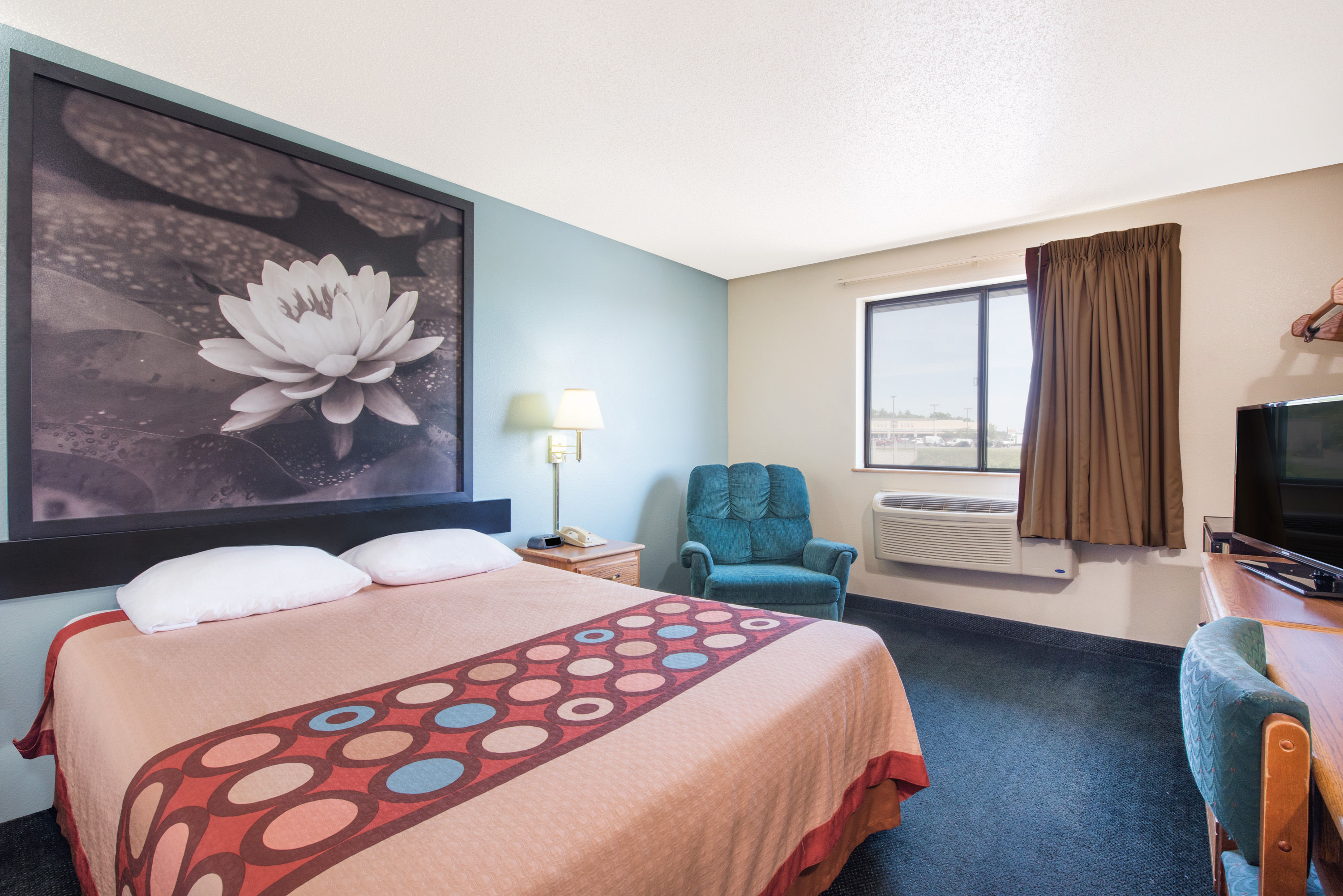 Guest room at the Super 8 by Wyndham Thurmont in Thurmont, Maryland