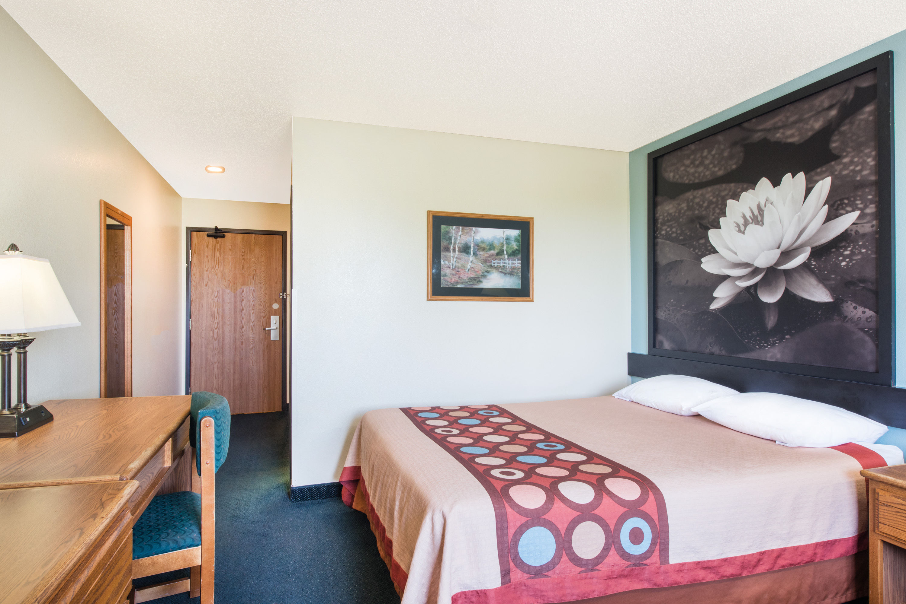 Guest room at the Super 8 by Wyndham Thurmont in Thurmont, Maryland