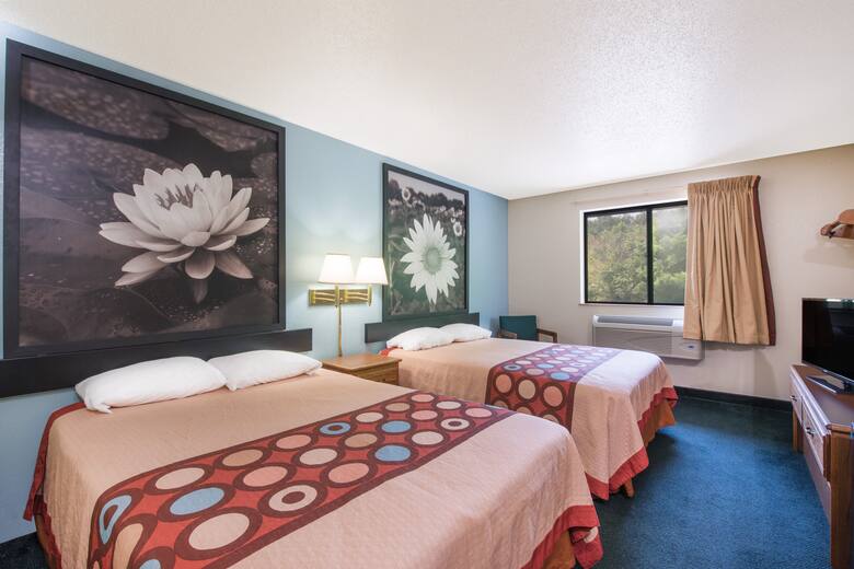 Guest room at the Super 8 Thurmont in Thurmont, Maryland