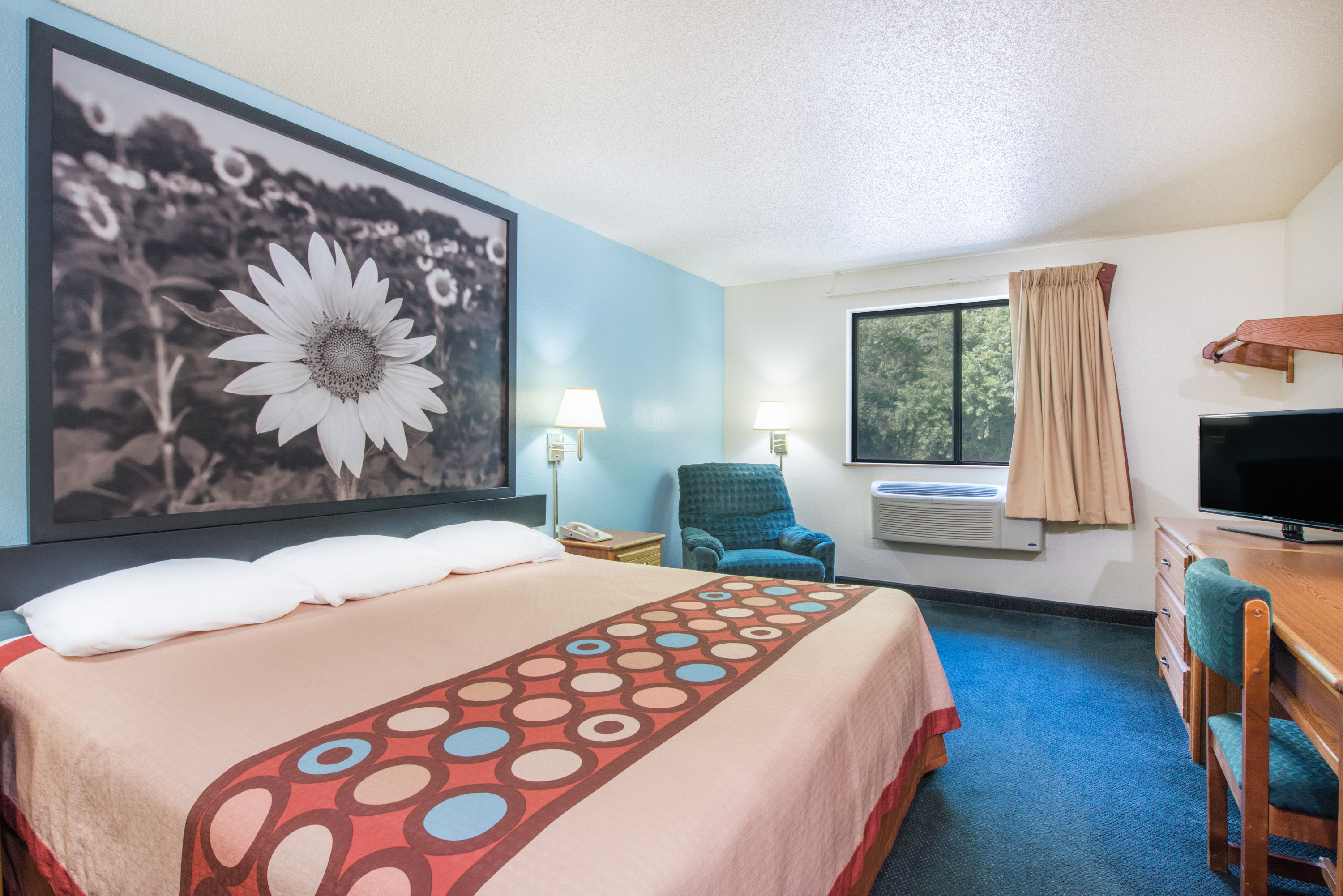 Guest room at the Super 8 by Wyndham Thurmont in Thurmont, Maryland