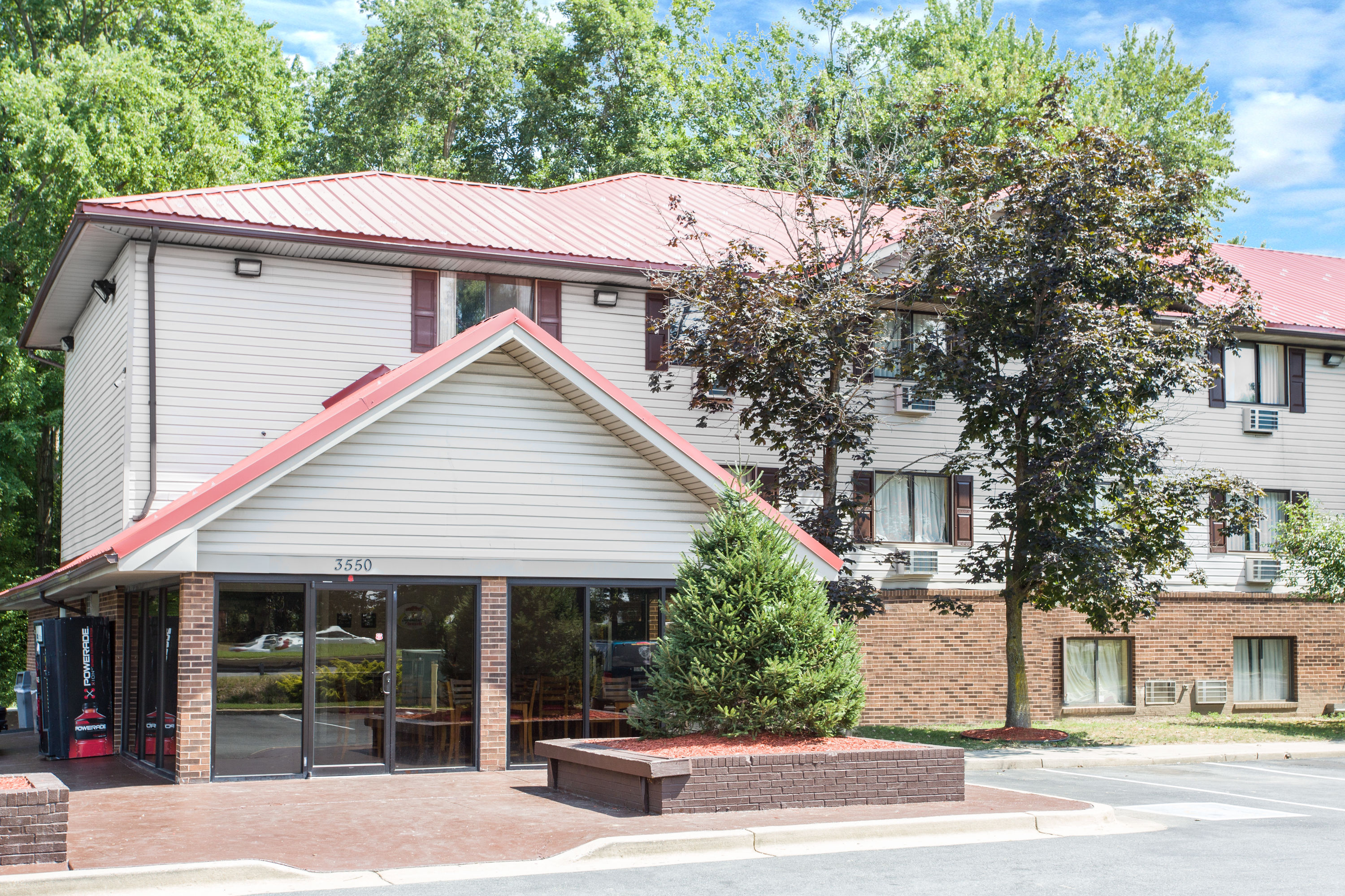Exterior Day Image of Super 8 by Wyndham Waldorf hotel in Waldorf, Maryland