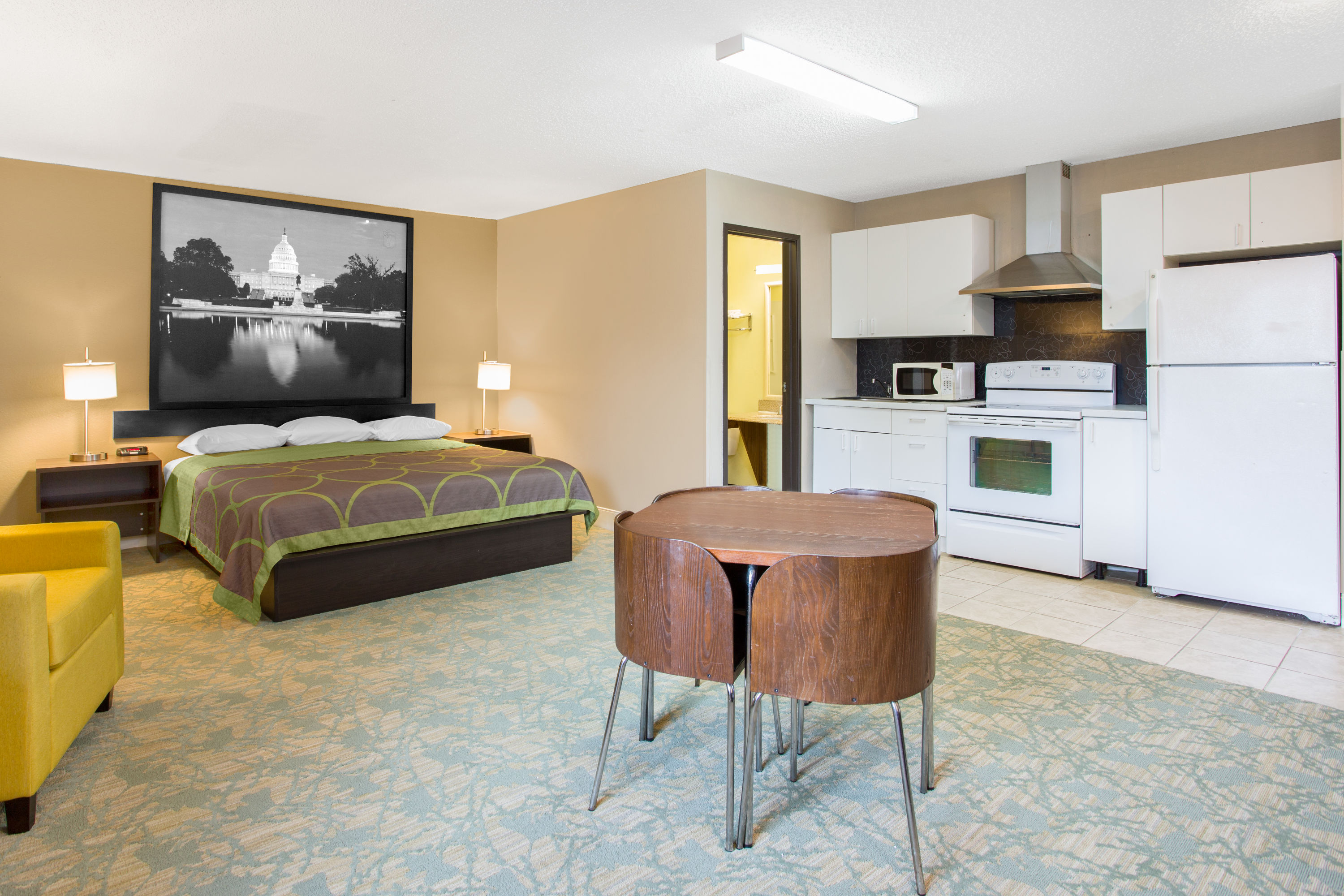 Super 8 by Wyndham Waldorf suite in Waldorf, Maryland