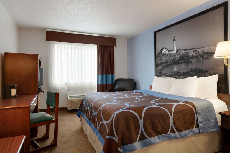 Super 8 Portland Westbrook Area Hotels Me 04092 Guest Room At The Super 8 Portland Westbrook Area In Maine