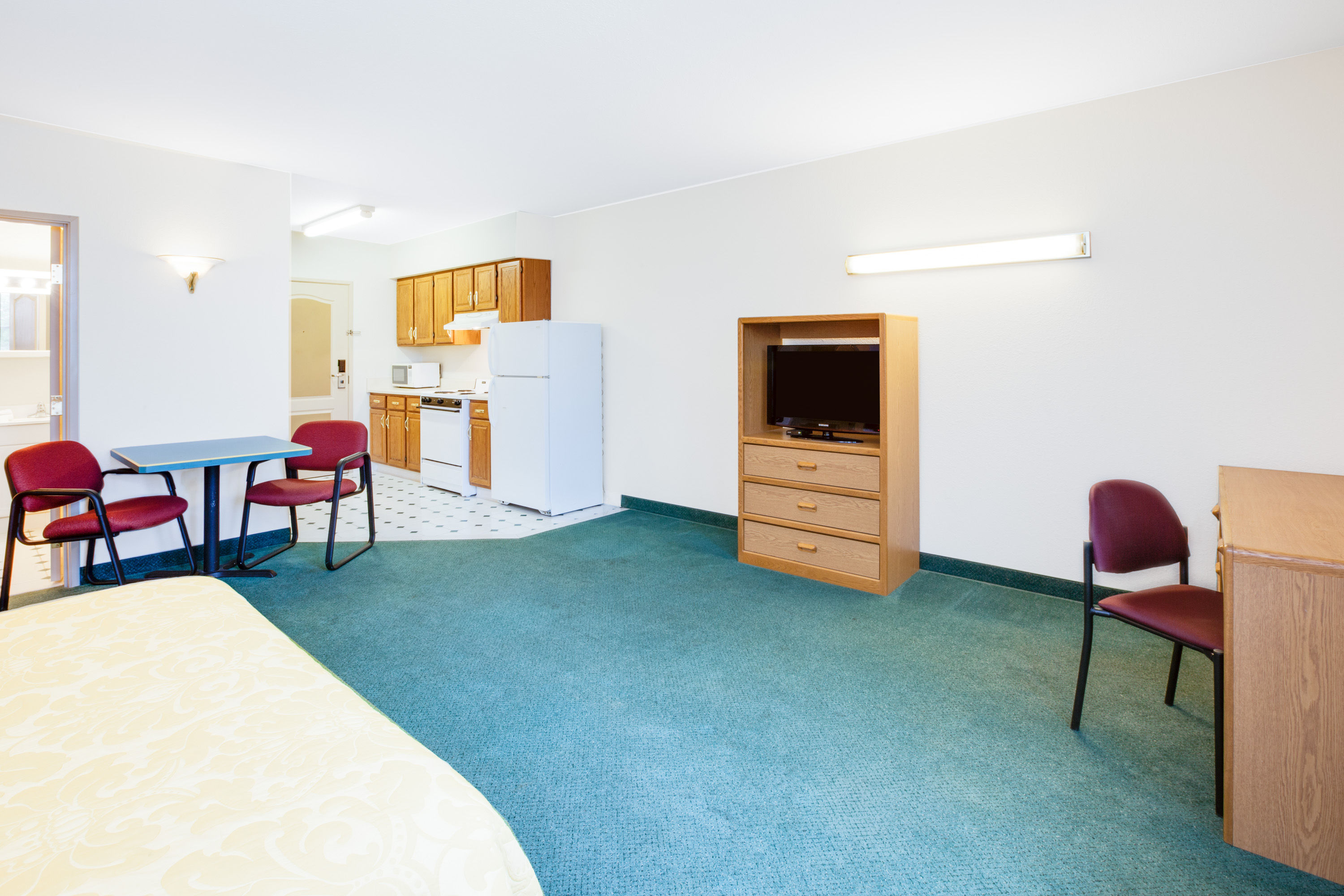 Guest room at the Super 8 by Wyndham Brooklyn in Brooklyn, Michigan