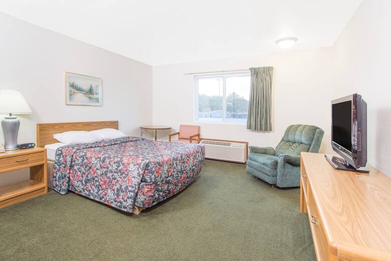 Guest room at the Super 8 Escanaba in Escanaba, Michigan