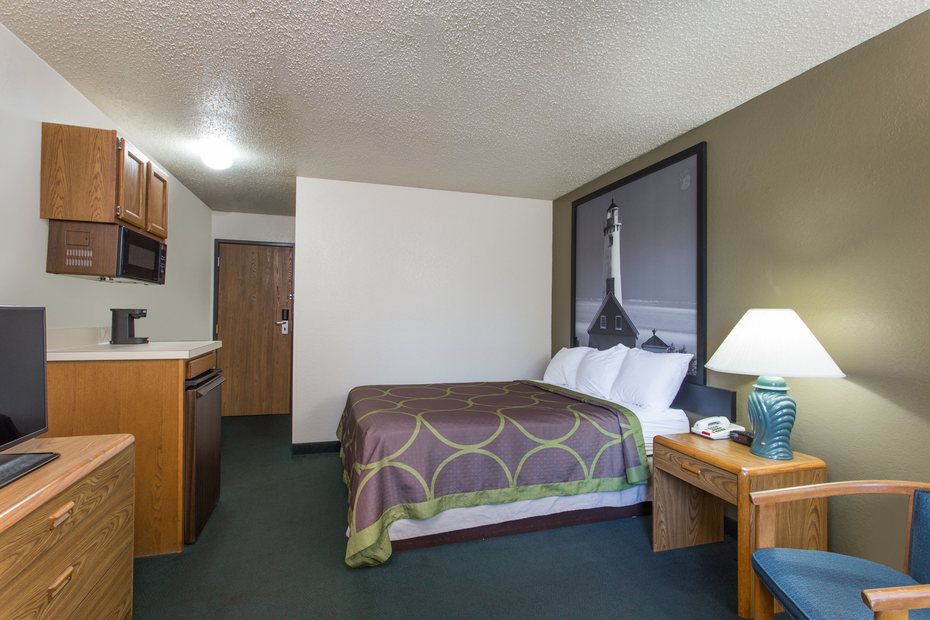 Guest room at the Super 8 by Wyndham Houghton Lake in Houghton Lake, Michigan