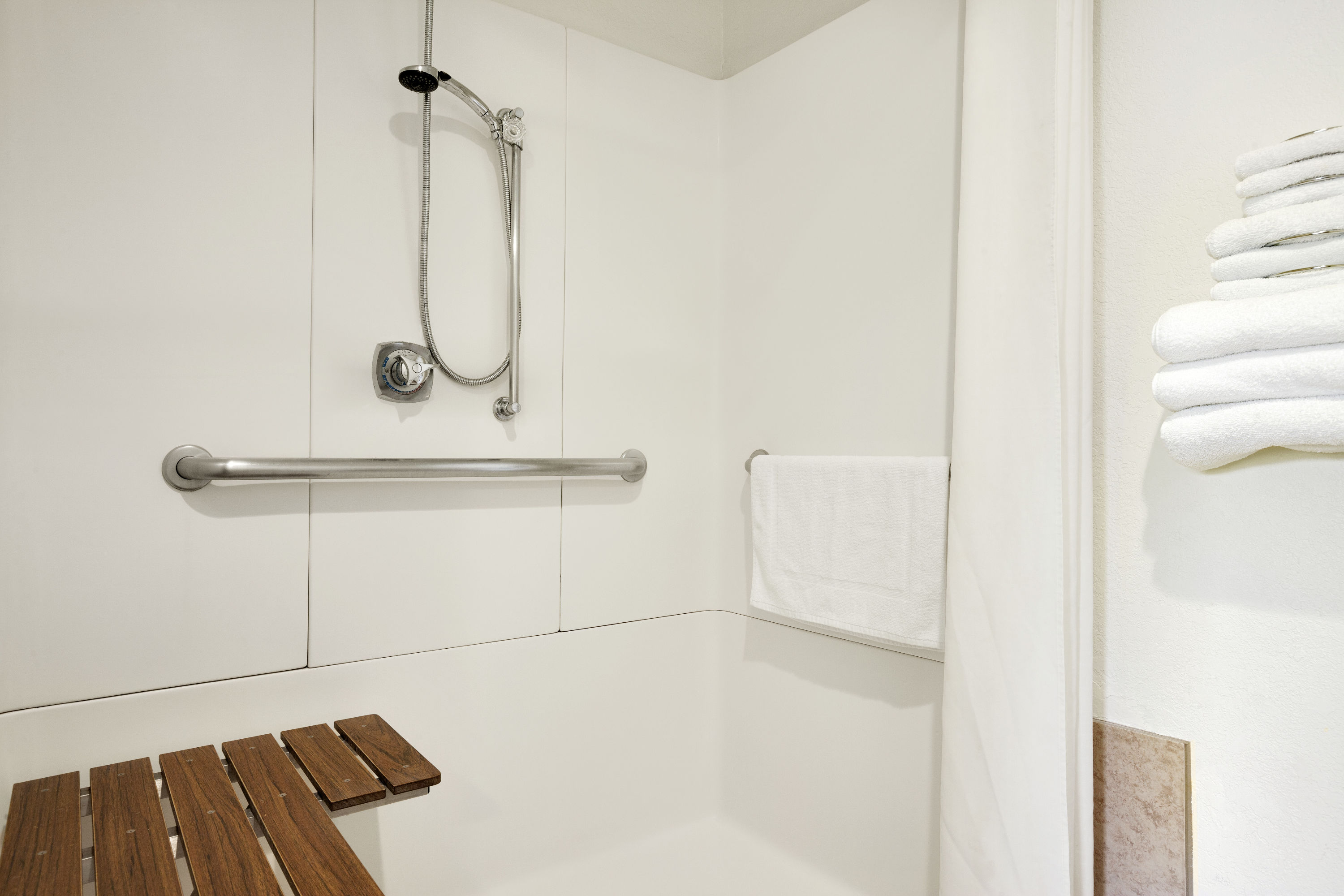 Guest room bath at the Super 8 by Wyndham Houghton in Houghton, Michigan