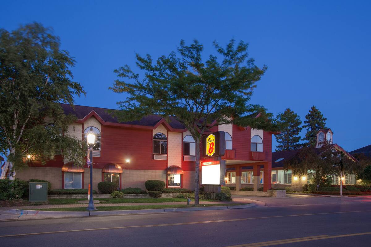 Super 8 Mackinaw City Beachfront Area Hotels Mi 49701 Exterior Of Super 8 Mackinaw City Beachfront Area Hotel In Michigan