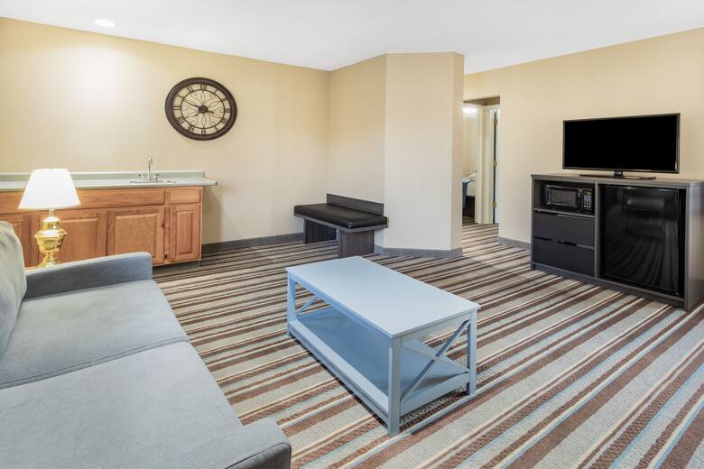 Super 8 Marysville Port Huron Area Hotels Mi 48040 Guest Room At The Super 8 Marysville Port Huron Area In Michigan