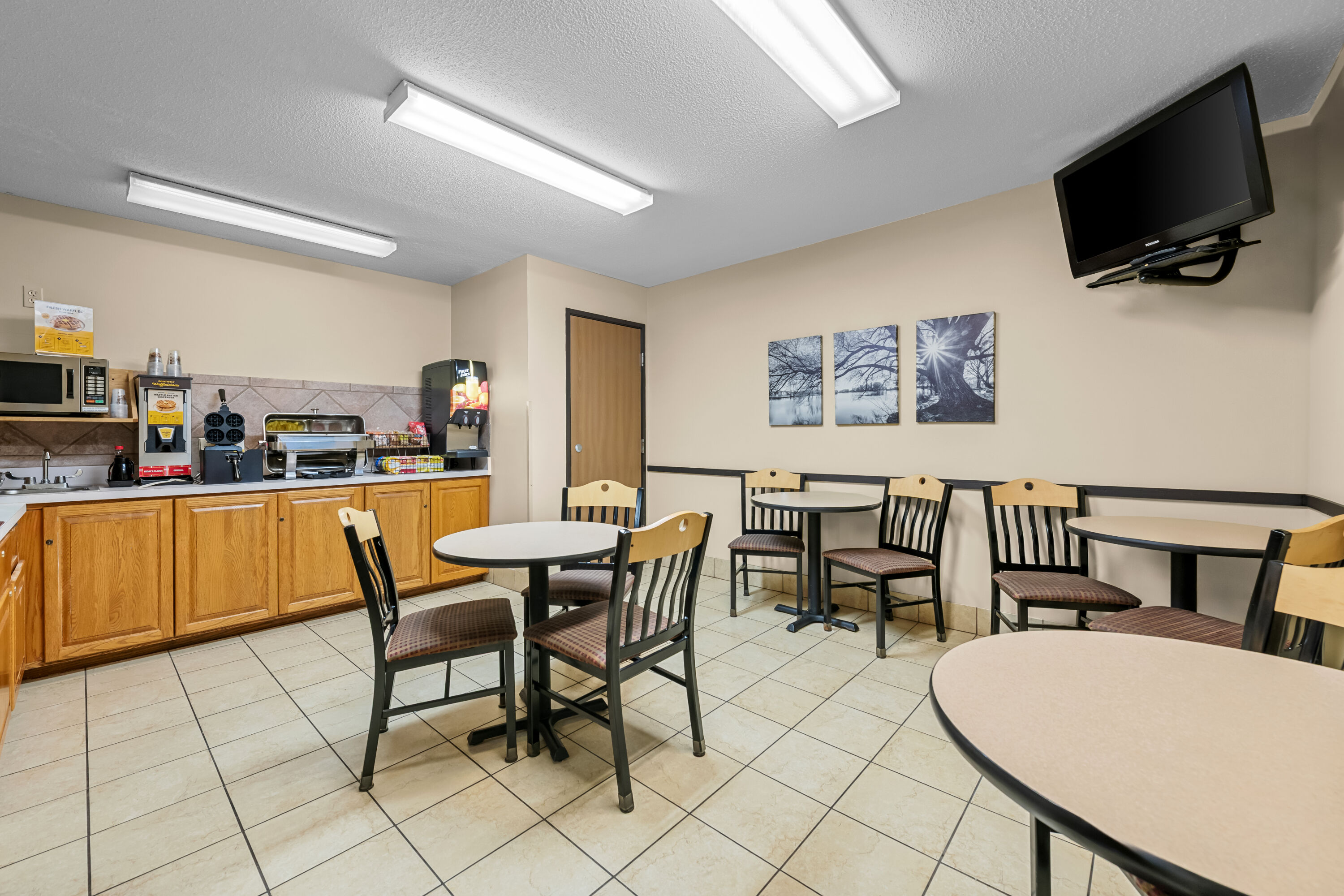 Super 8 by Wyndham Alexandria MN restaurant breakfast area with seating in Alexandria, Minnesota