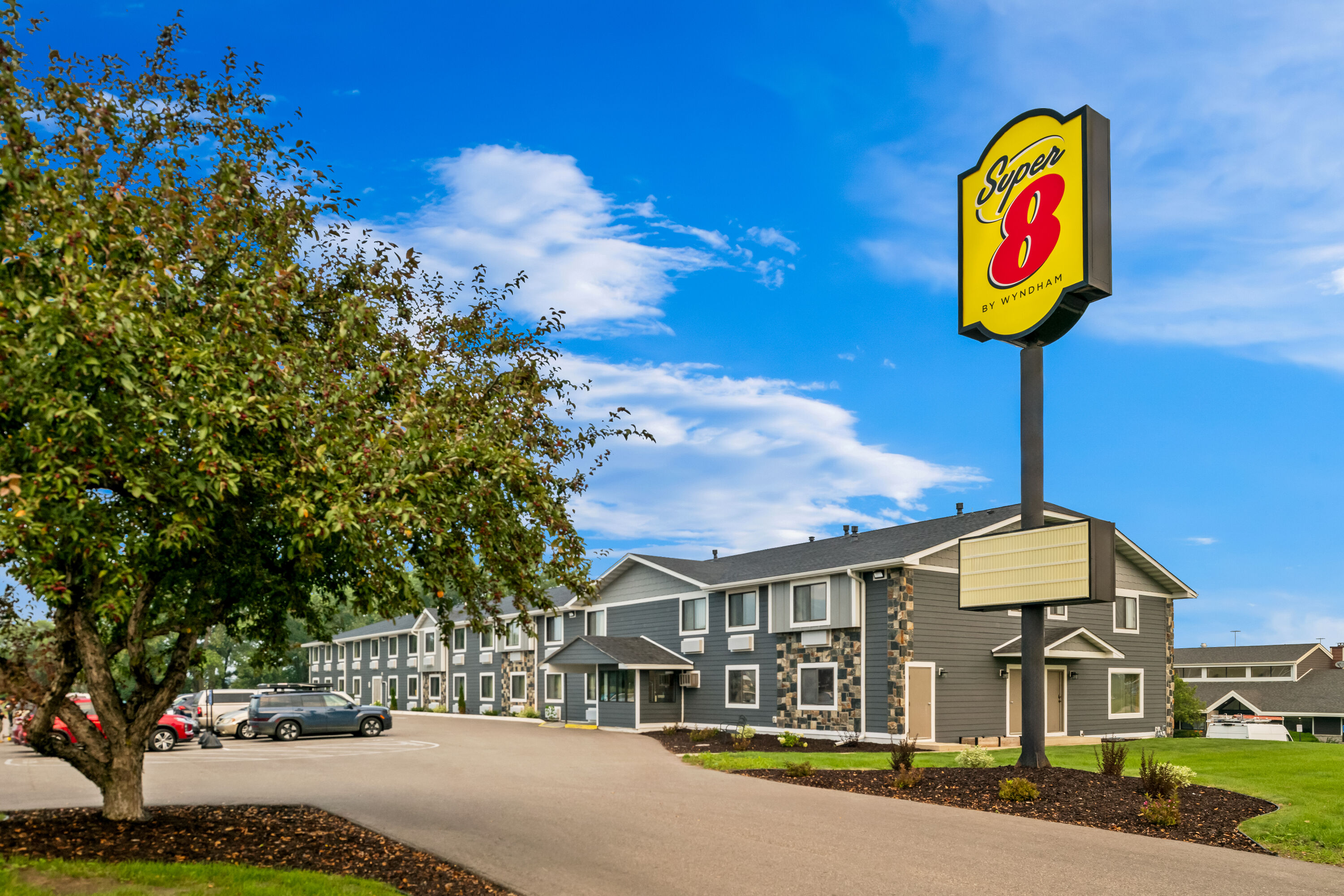 Exterior Day Image of Super 8 by Wyndham Alexandria MN hotel in Alexandria, Minnesota