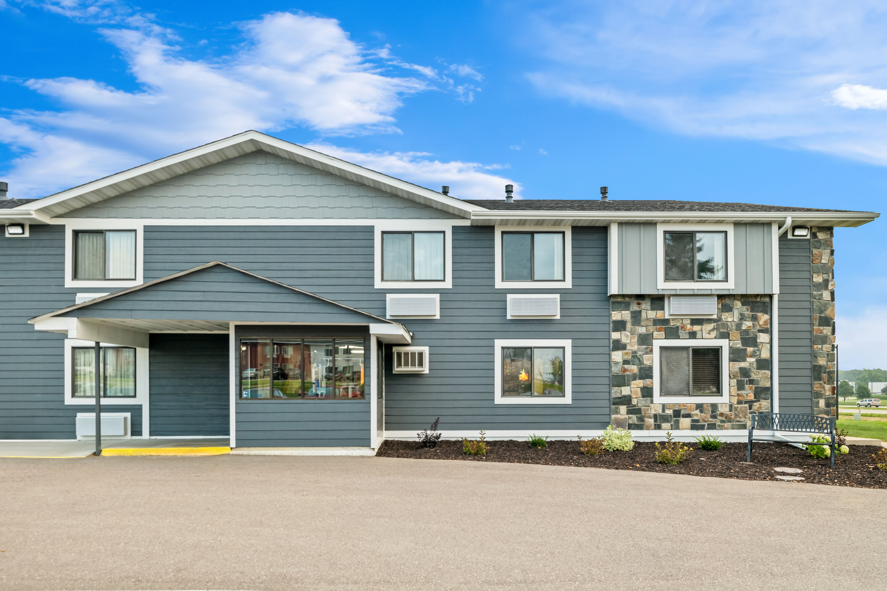 Exterior Day Image of Super 8 by Wyndham Alexandria MN hotel in Alexandria, Minnesota