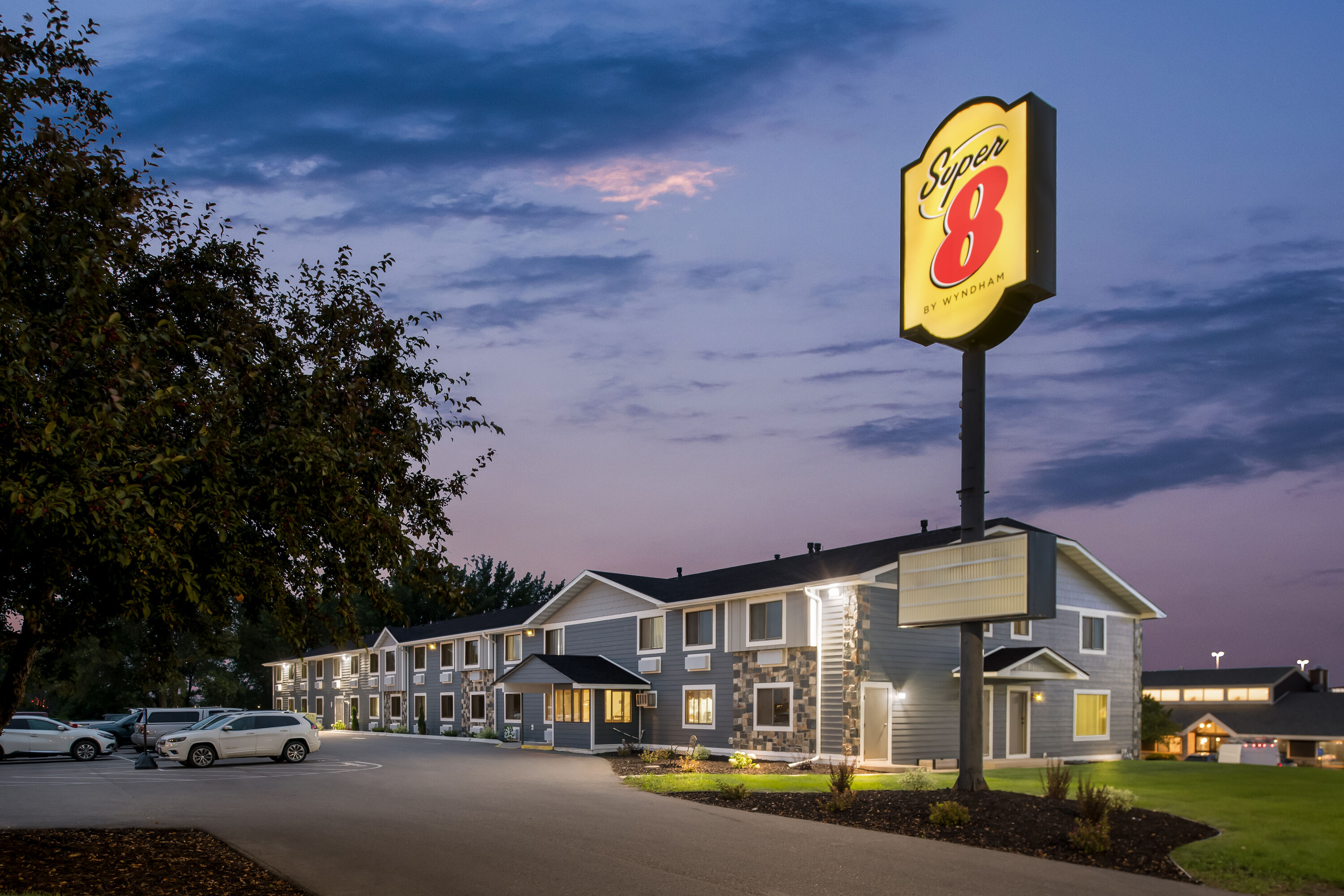Exterior Night Image of Super 8 by Wyndham Alexandria MN hotel in Alexandria, Minnesota