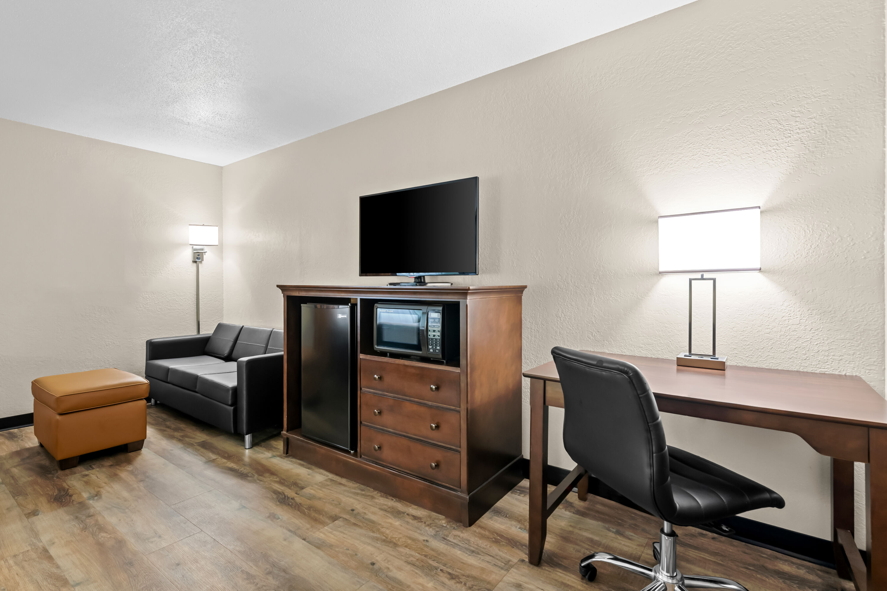 Double bed guest room at the Super 8 by Wyndham Alexandria MN in Alexandria, Minnesota