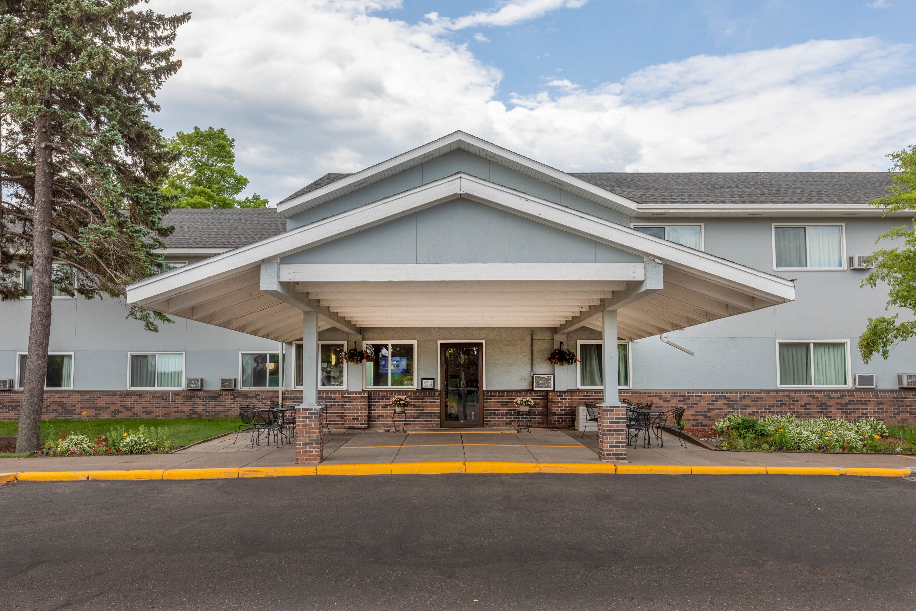 Exterior Day Image of Super 8 by Wyndham Duluth hotel in Duluth, Minnesota