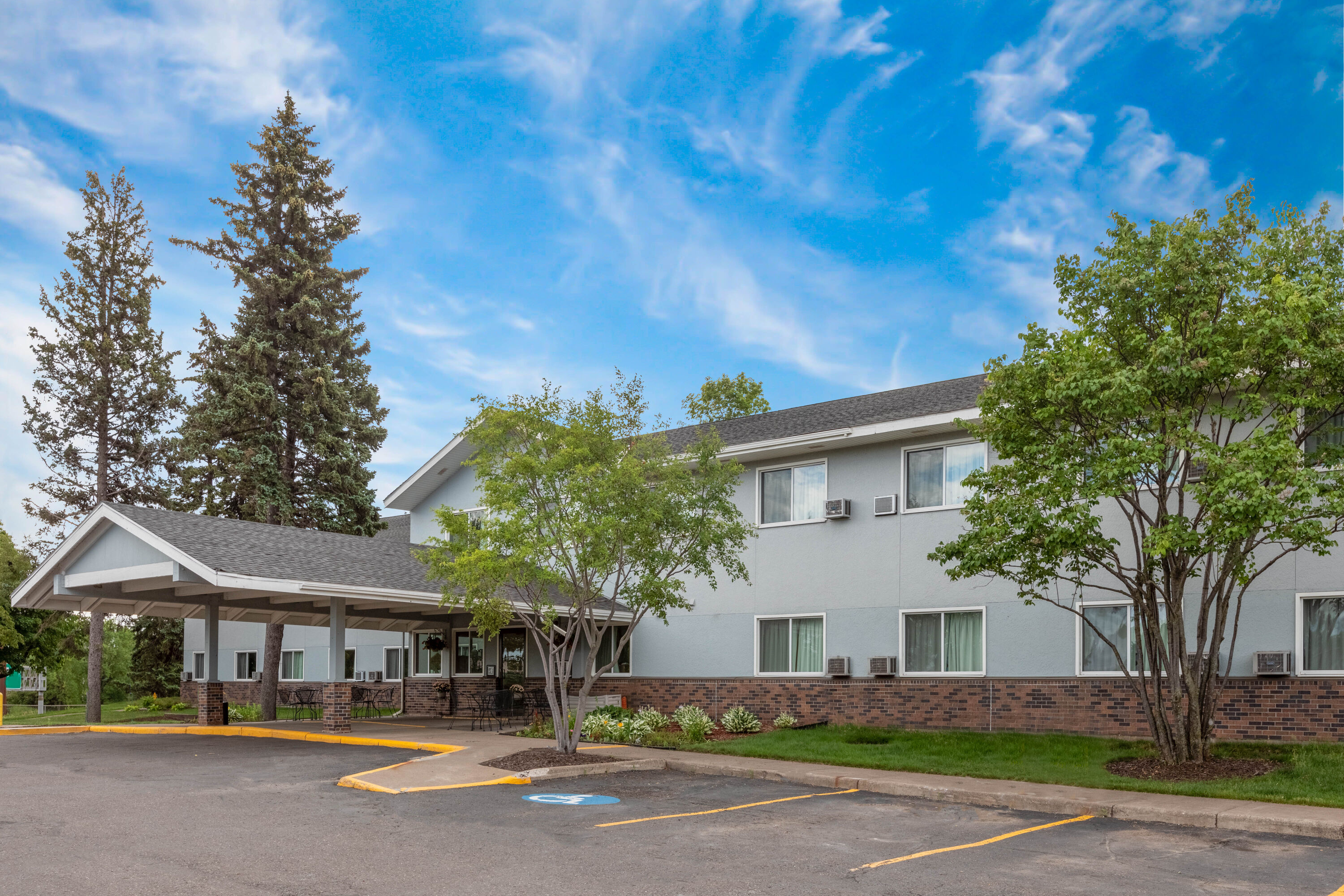 Exterior Day Image of Super 8 by Wyndham Duluth hotel in Duluth, Minnesota