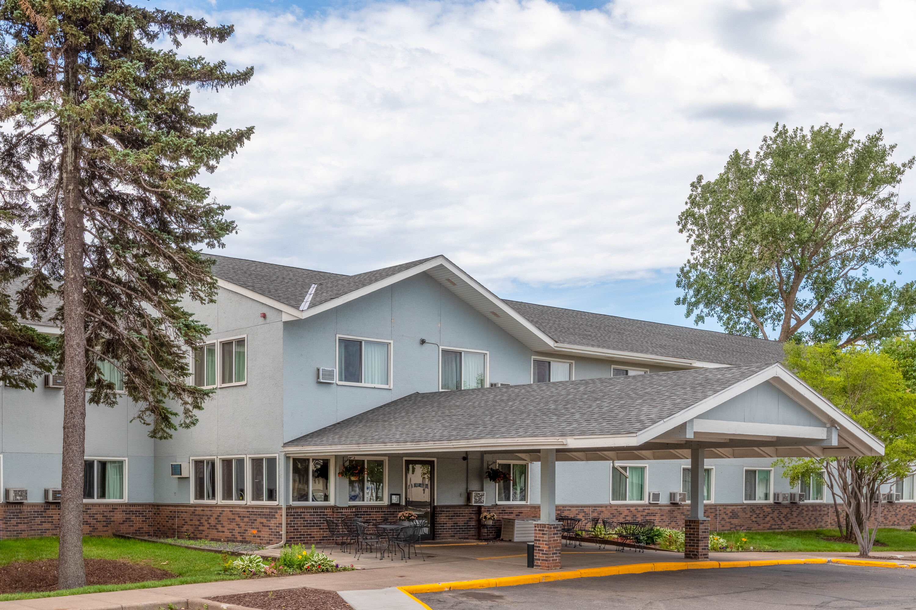Exterior Day Image of Super 8 by Wyndham Duluth hotel in Duluth, Minnesota