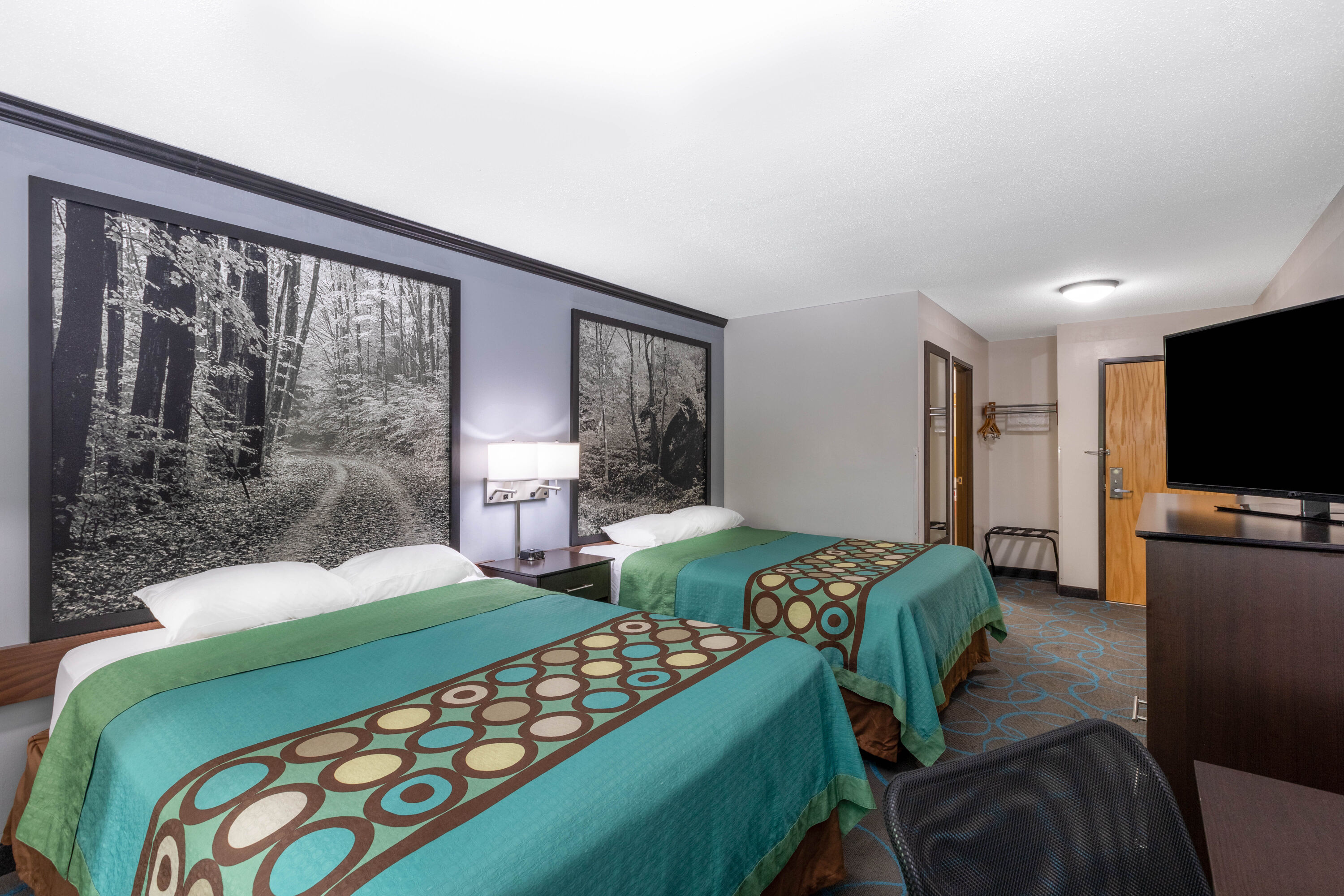 Guest room at the Super 8 by Wyndham Duluth in Duluth, Minnesota