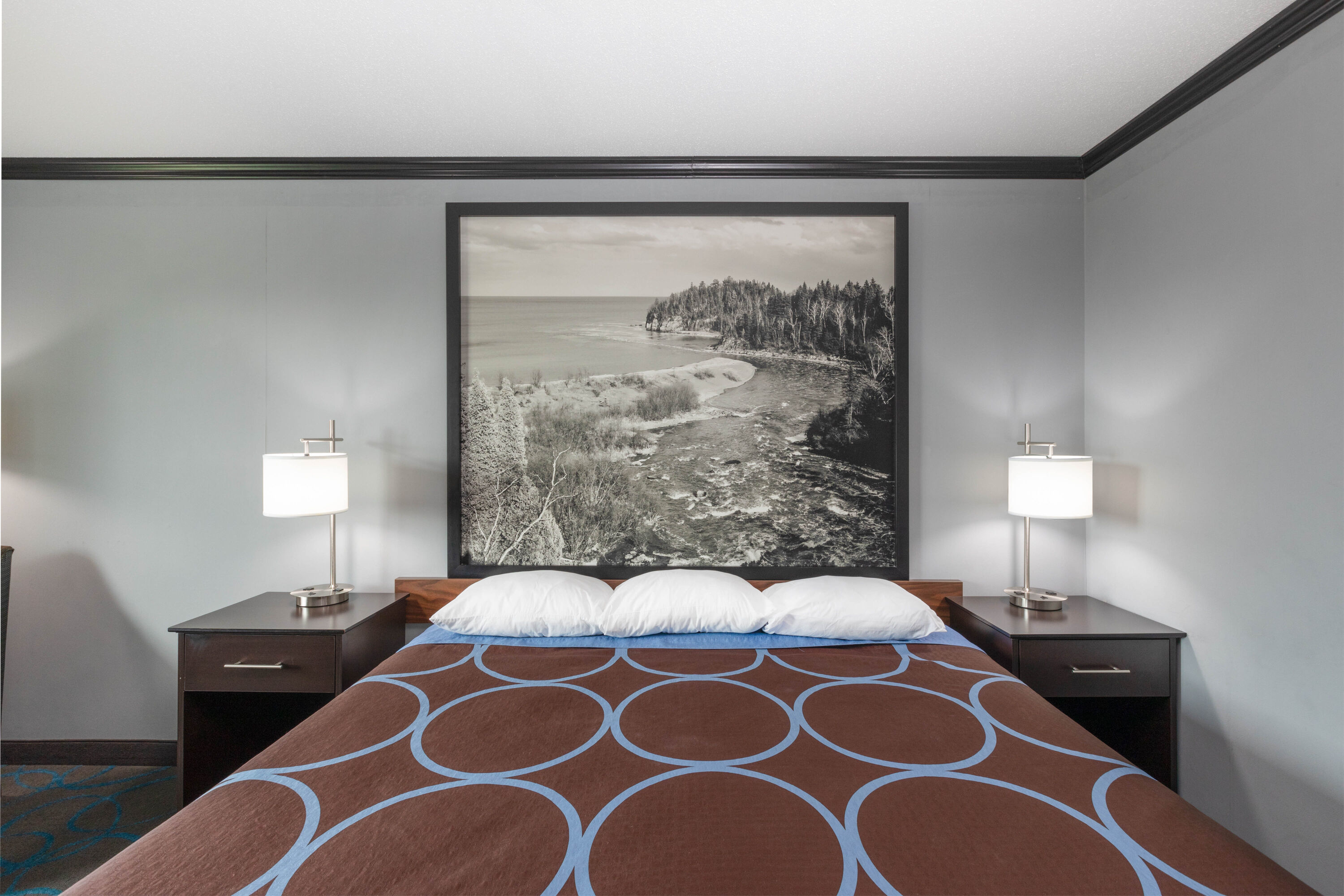 Guest room at the Super 8 by Wyndham Duluth in Duluth, Minnesota