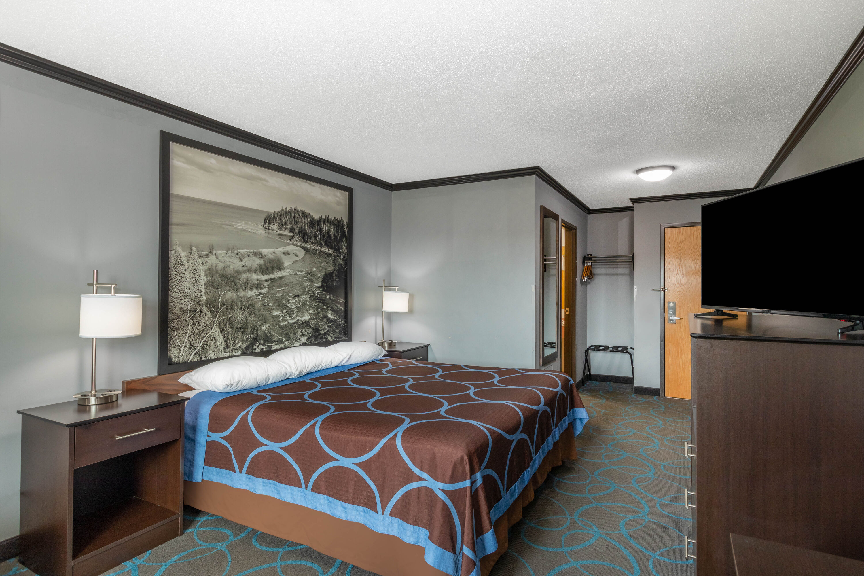 Guest room at the Super 8 by Wyndham Duluth in Duluth, Minnesota