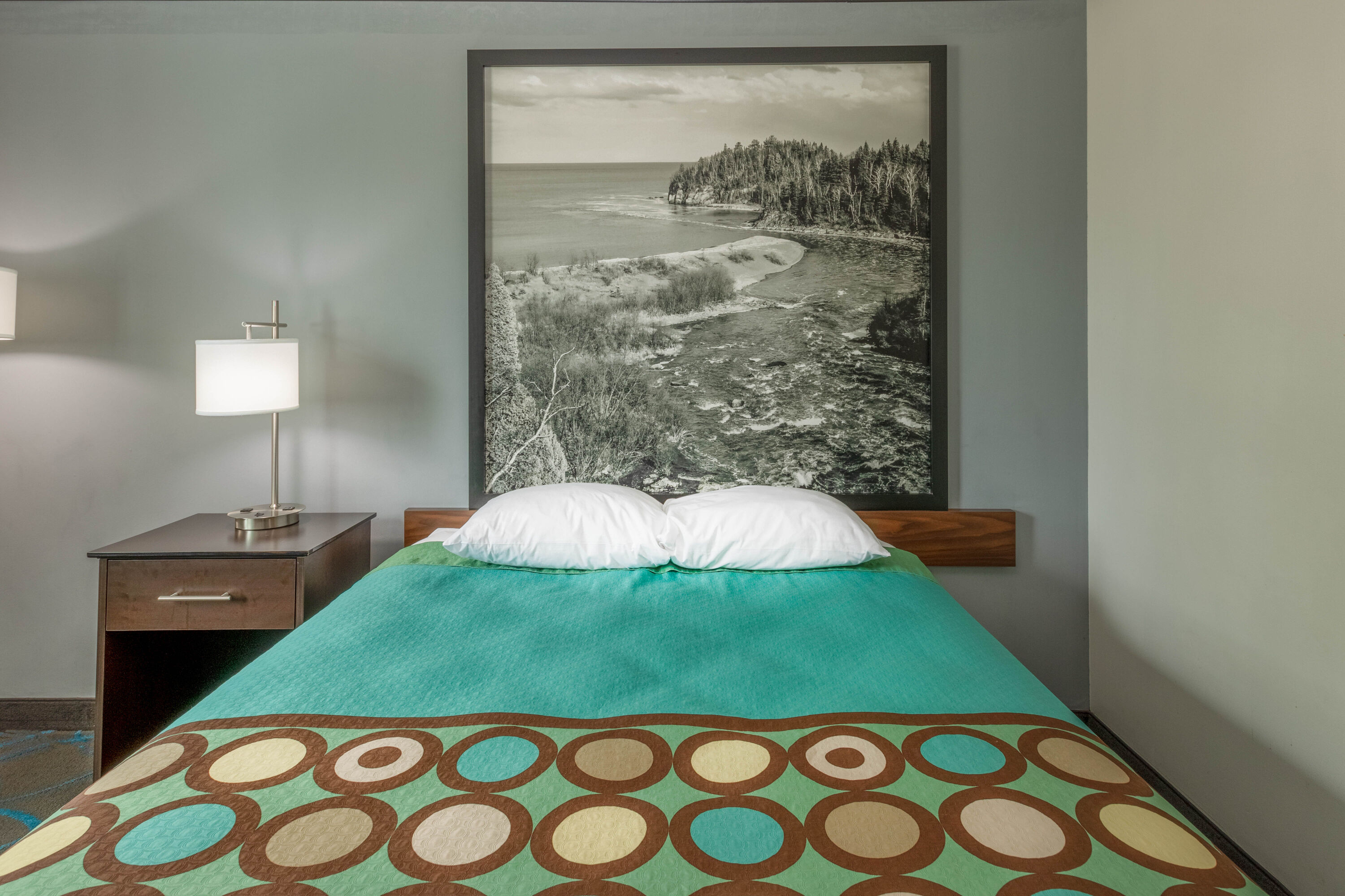 Guest room at the Super 8 by Wyndham Duluth in Duluth, Minnesota