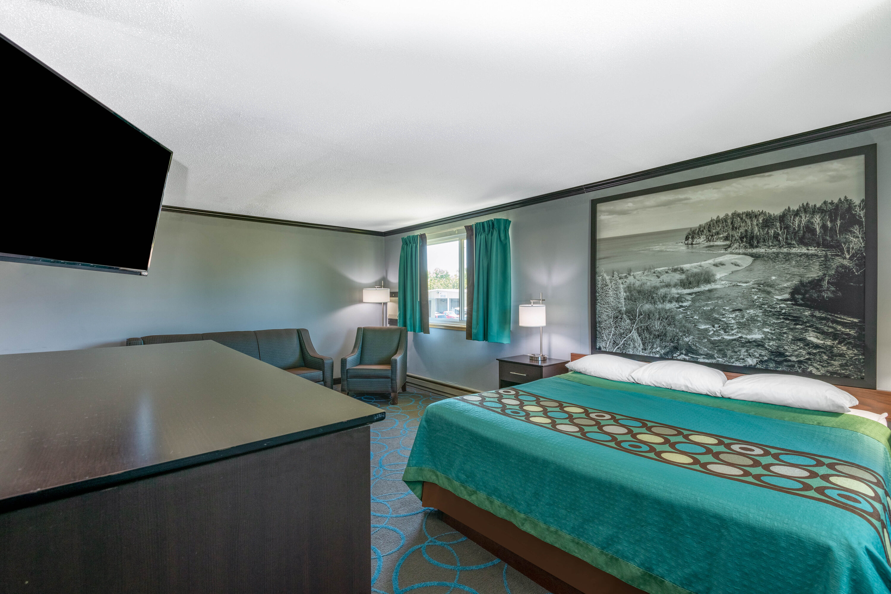 Super 8 by Wyndham Duluth suite in Duluth, Minnesota