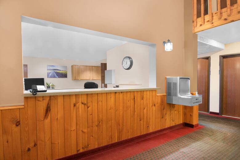 Super 8 By Wyndham Ely Minnesota Hotels Mn 55731 1836 Super 8 By Wyndham Ely Minnesota Hotel Lobby In