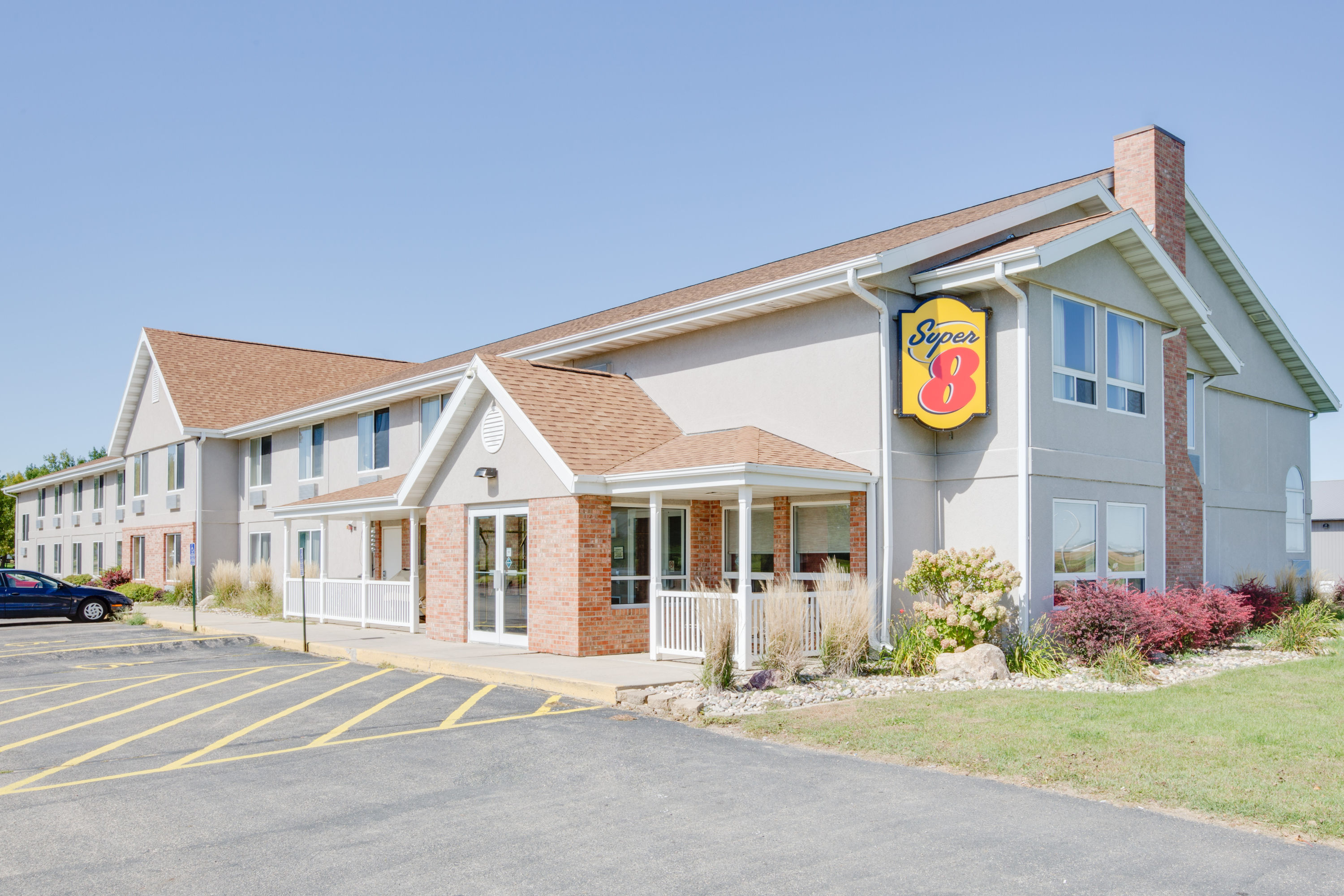 Exterior Day Image of Super 8 by Wyndham Jackson MN hotel in Jackson, Minnesota