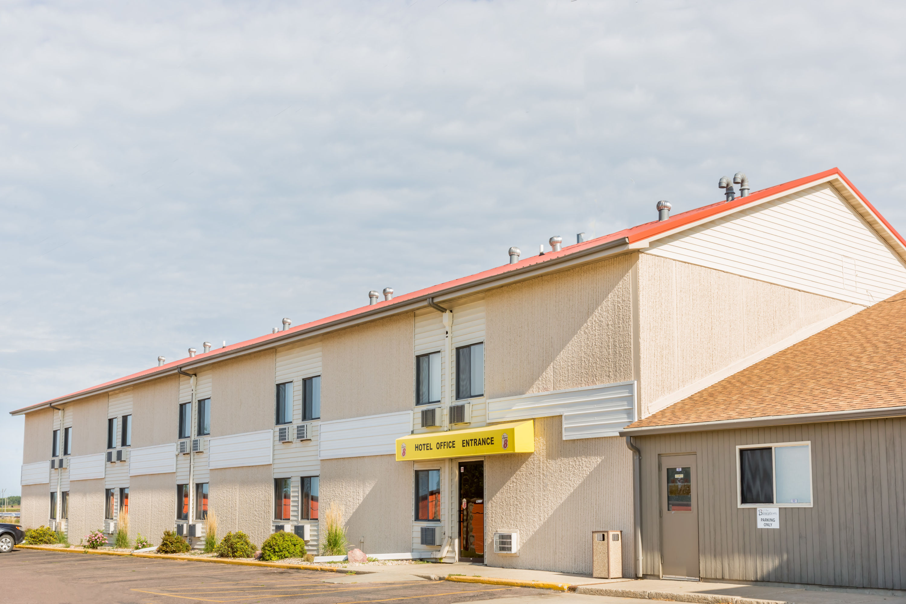 Exterior Day Image of Super 8 by Wyndham Luverne I90 hotel in Luverne, Minnesota