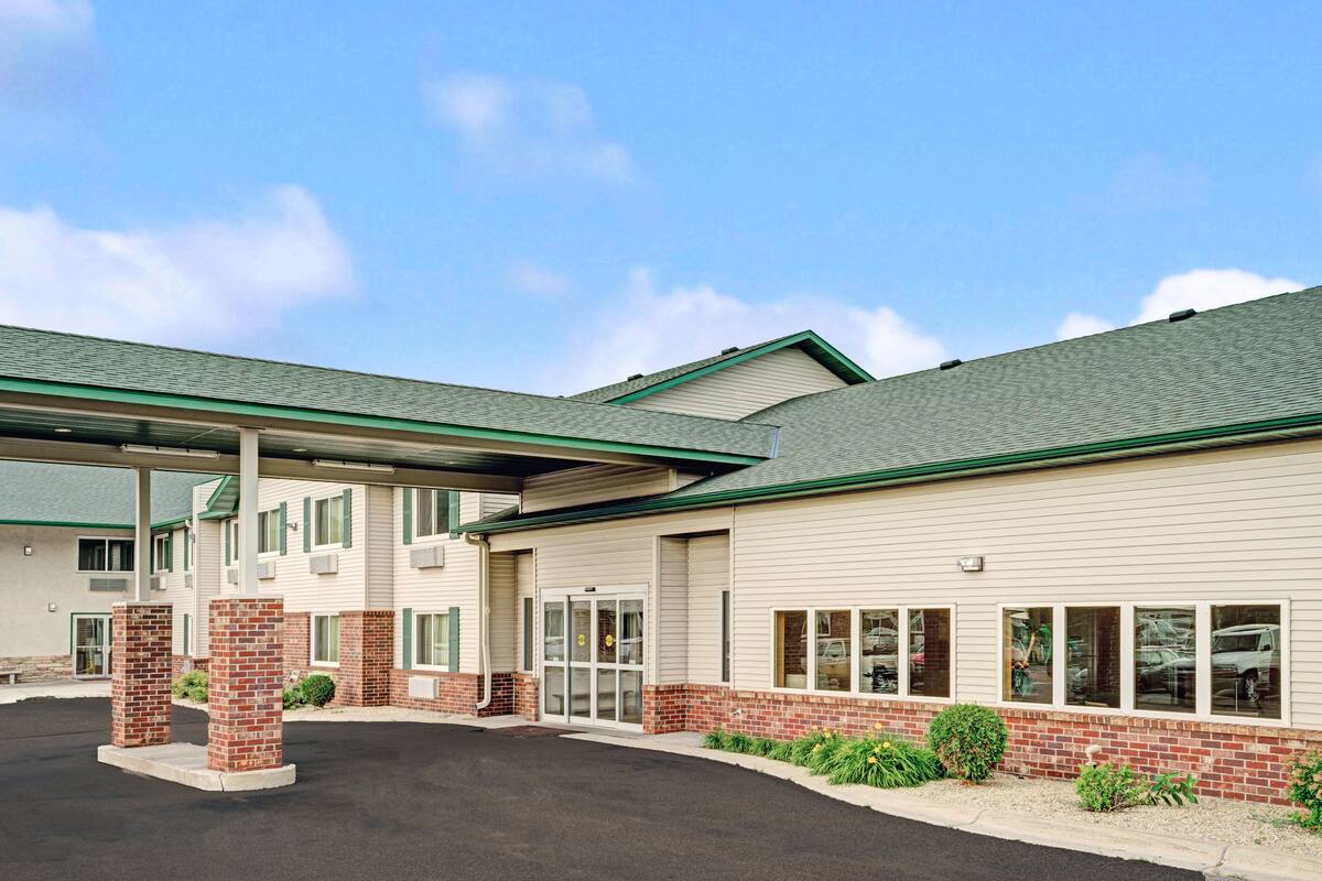 Super 8 Rogers Minnesota Hotels Mn 55374 9598 Exterior Of Super 8 Rogers Minnesota Hotel In