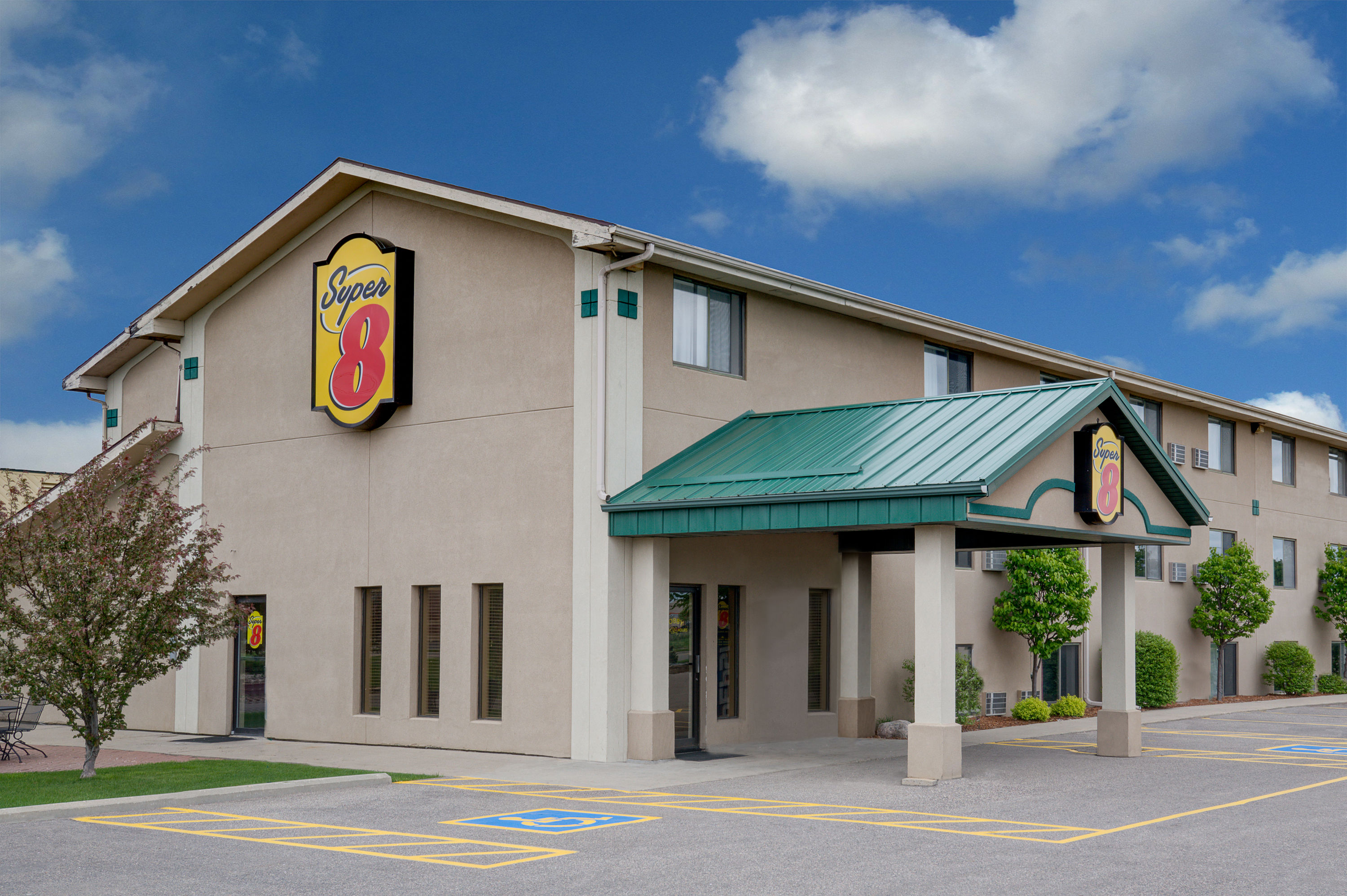 Super 8 By Wyndham Willmar Willmar Mn Hotels