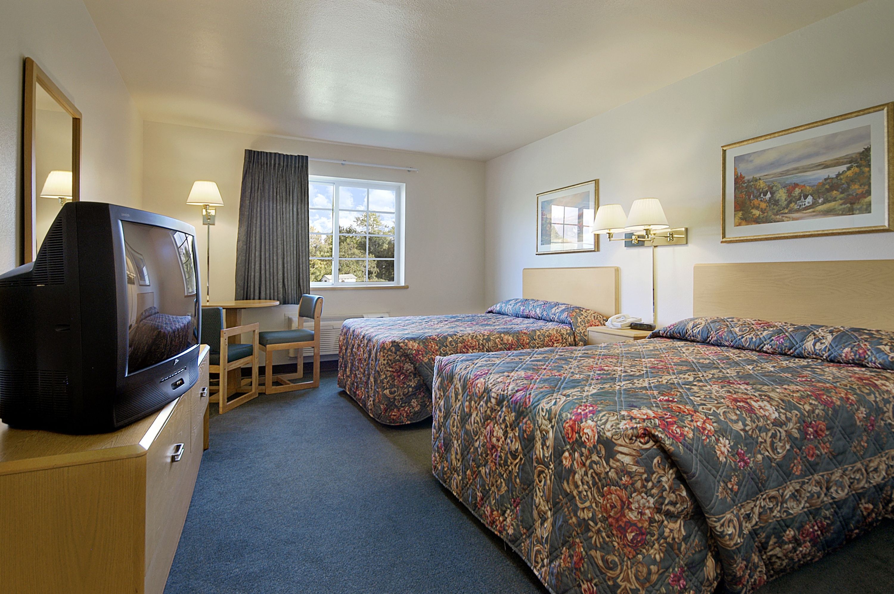 Guest room at the Super 8 by Wyndham Ava in Ava, Missouri
