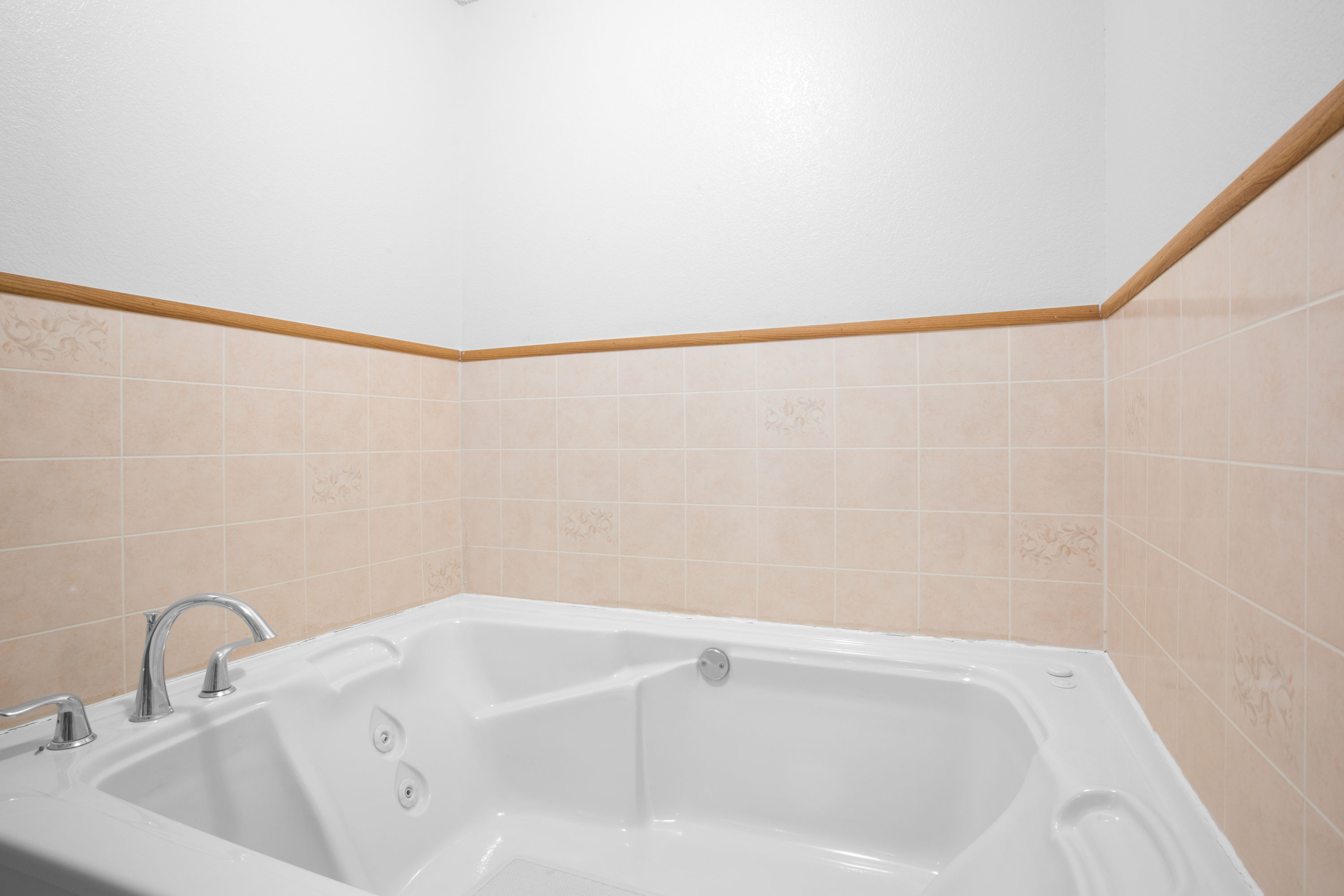 Guest room bath at the Super 8 by Wyndham Boonville in Boonville, Missouri