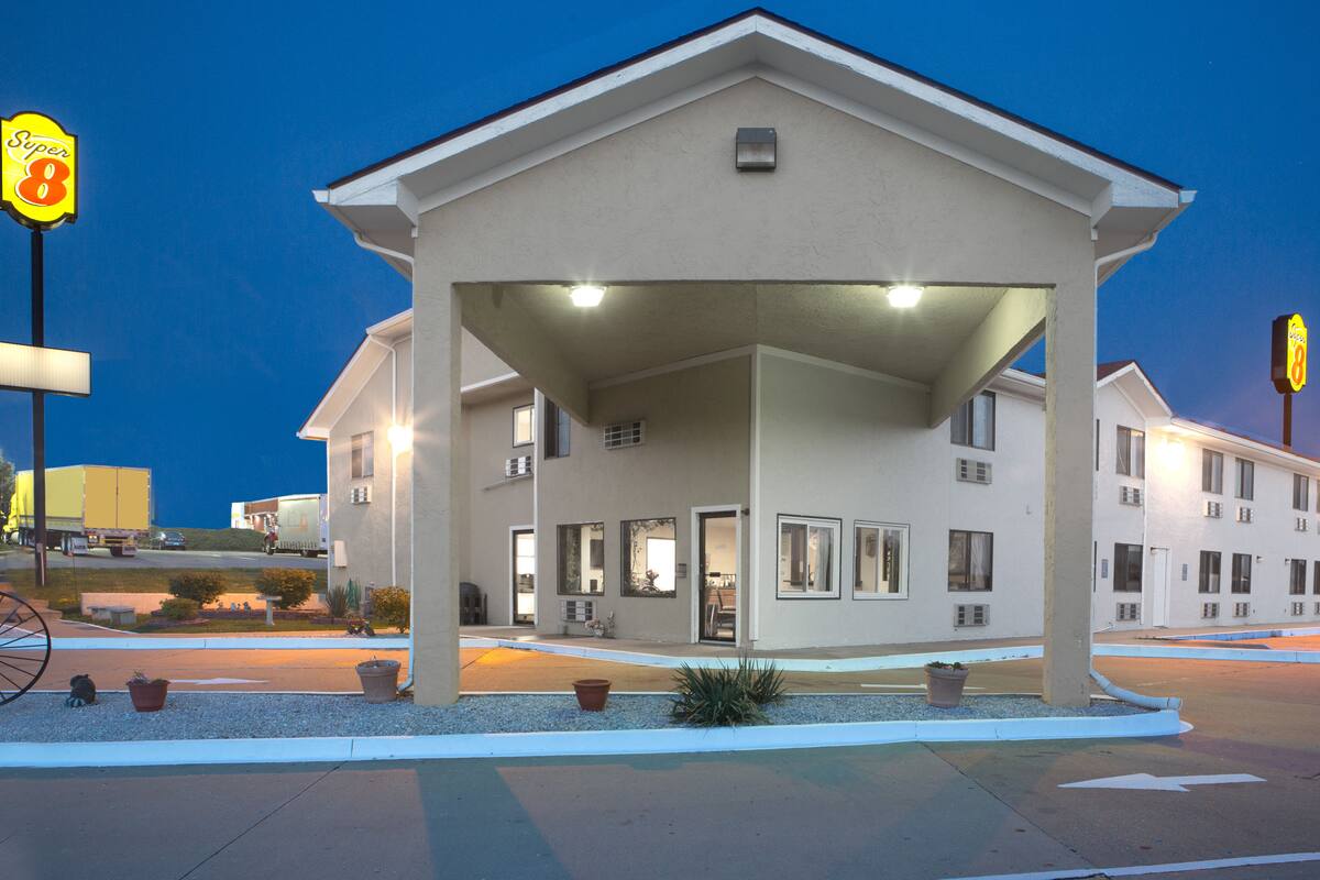 Super 8 By Wyndham Boonville Hotels Mo 65233 9756 Super 8 By Wyndham Boonville