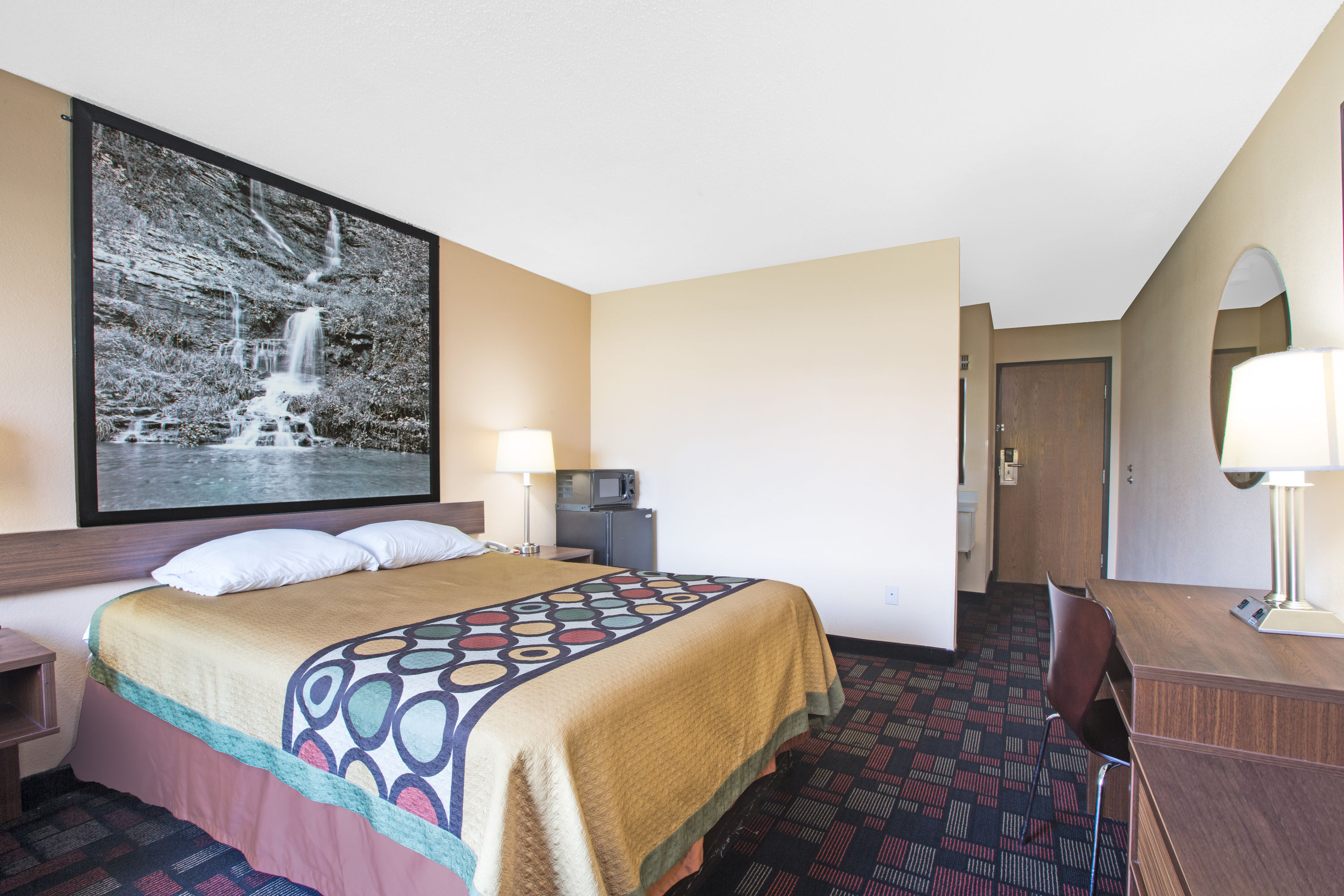 Guest room at the Super 8 by Wyndham Boonville in Boonville, Missouri