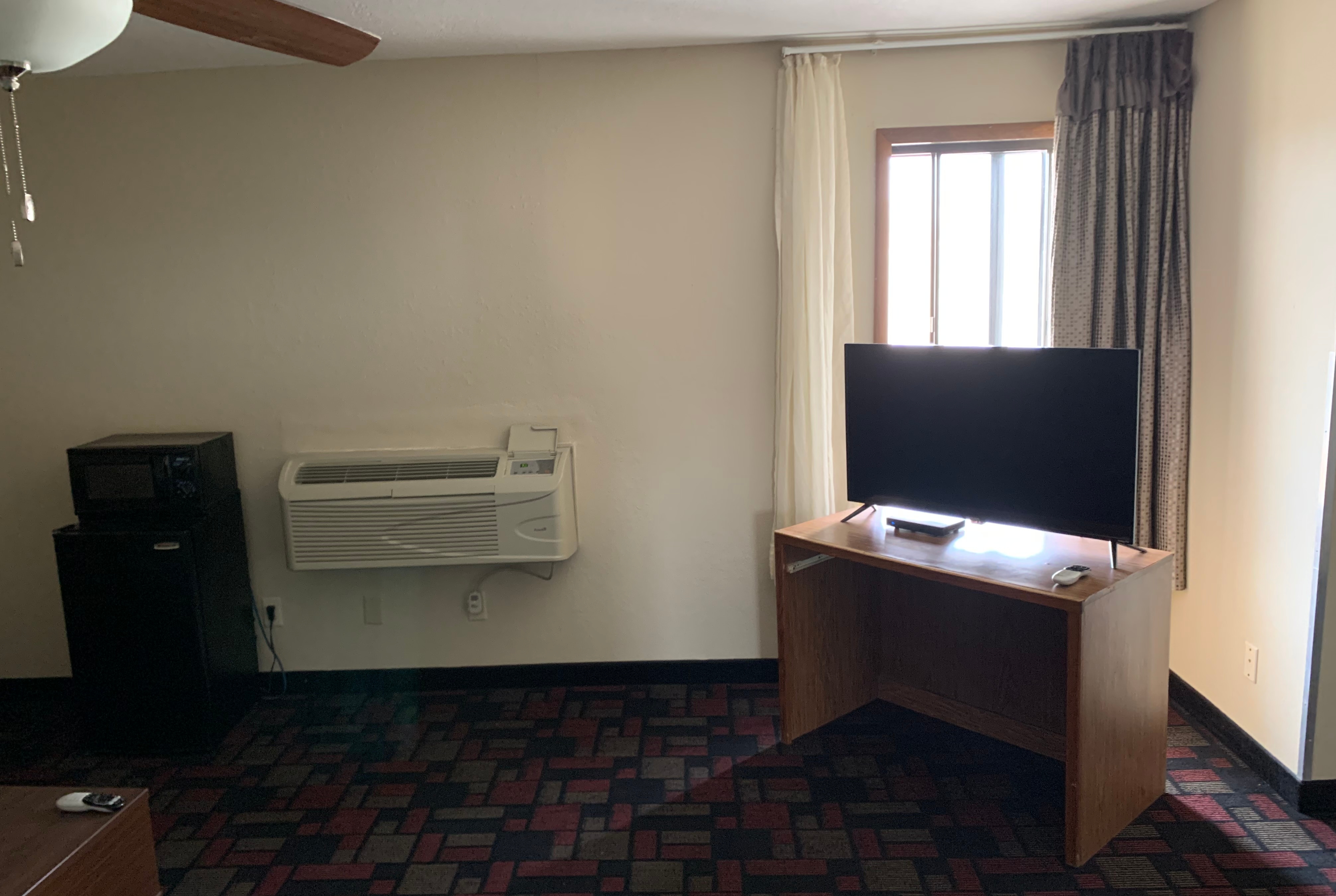 Guest room feature at the Super 8 by Wyndham Boonville in Boonville, Missouri