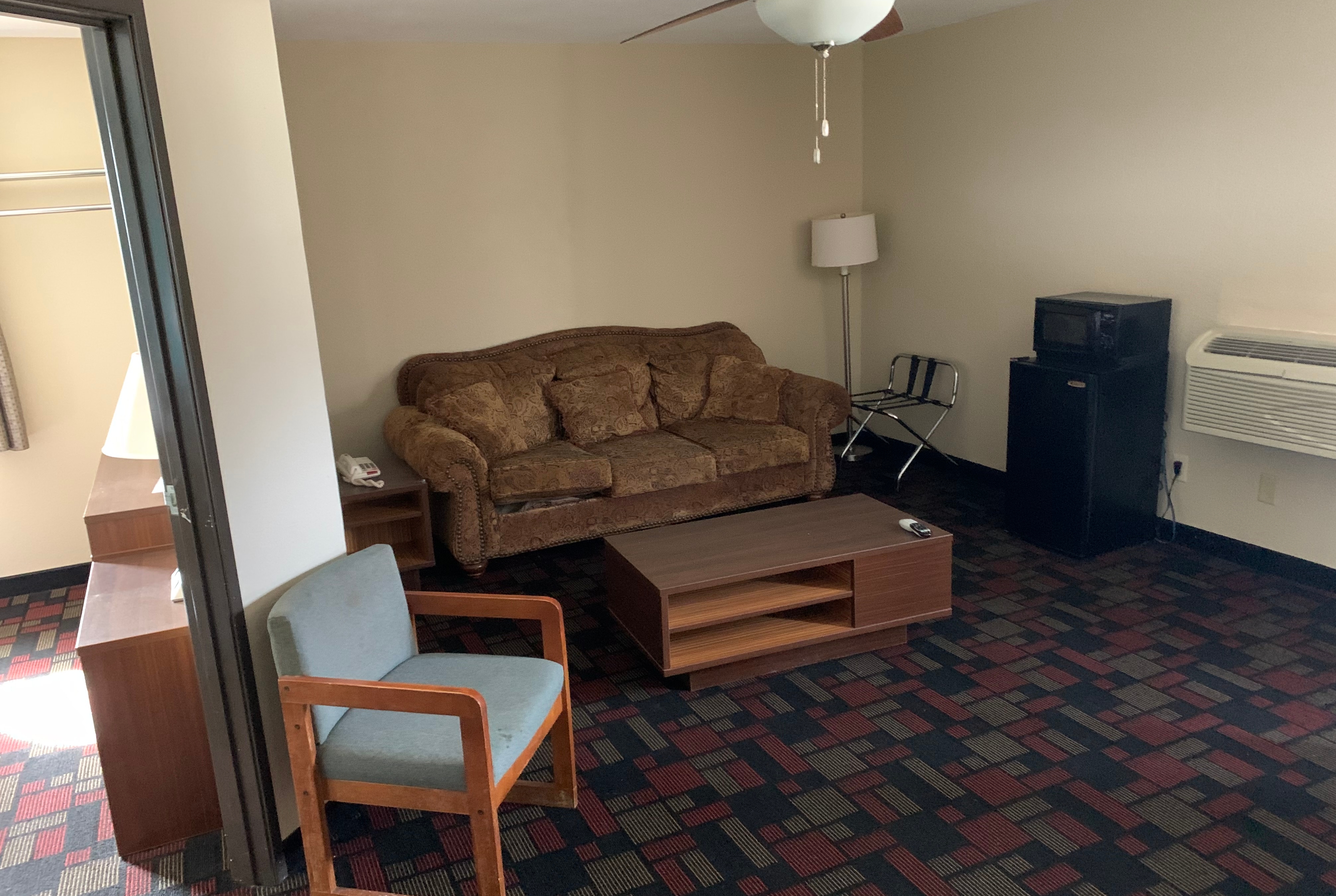 Guest room feature at the Super 8 by Wyndham Boonville in Boonville, Missouri