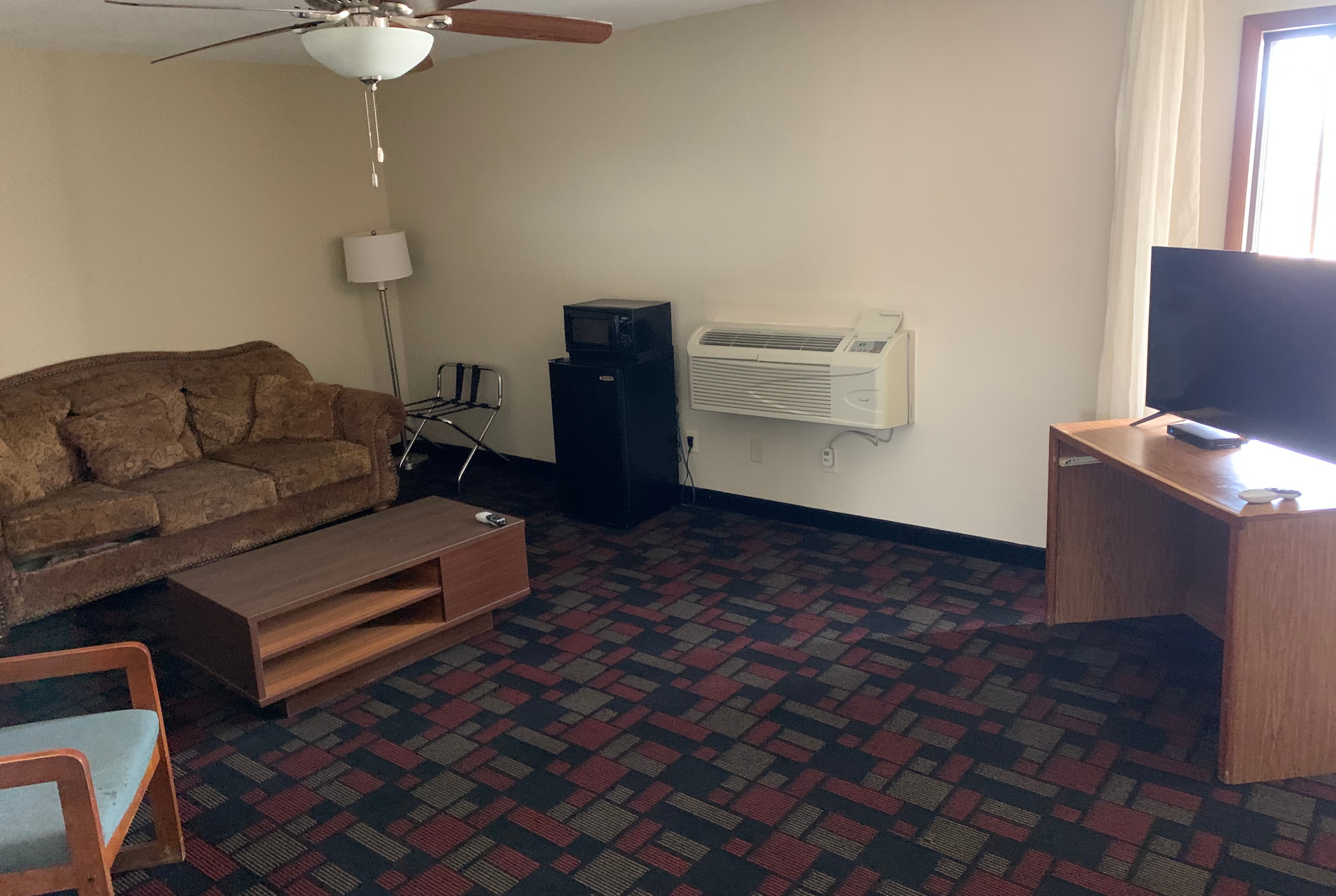 Guest room feature at the Super 8 by Wyndham Boonville in Boonville, Missouri