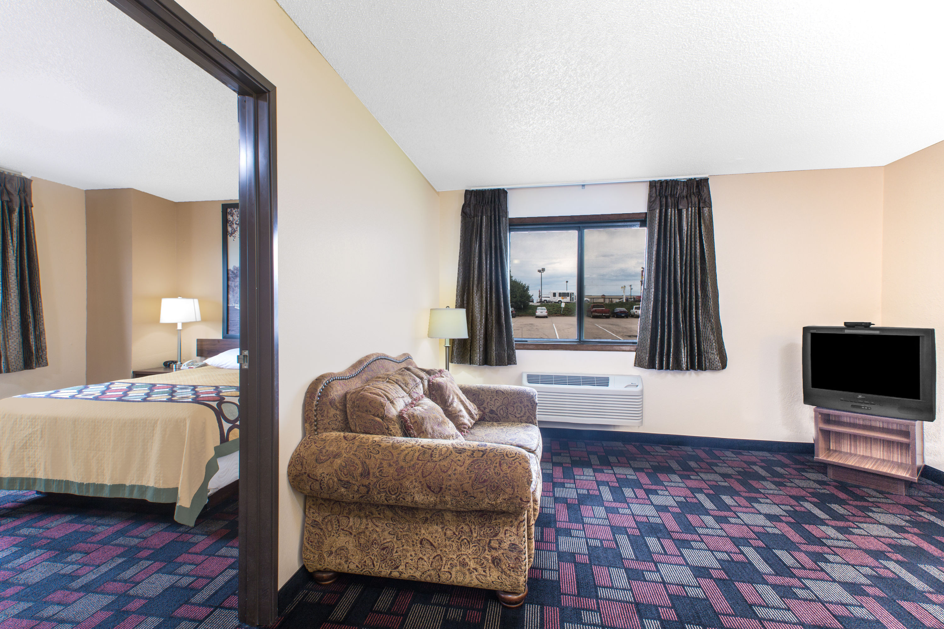 Super 8 by Wyndham Boonville suite in Boonville, Missouri