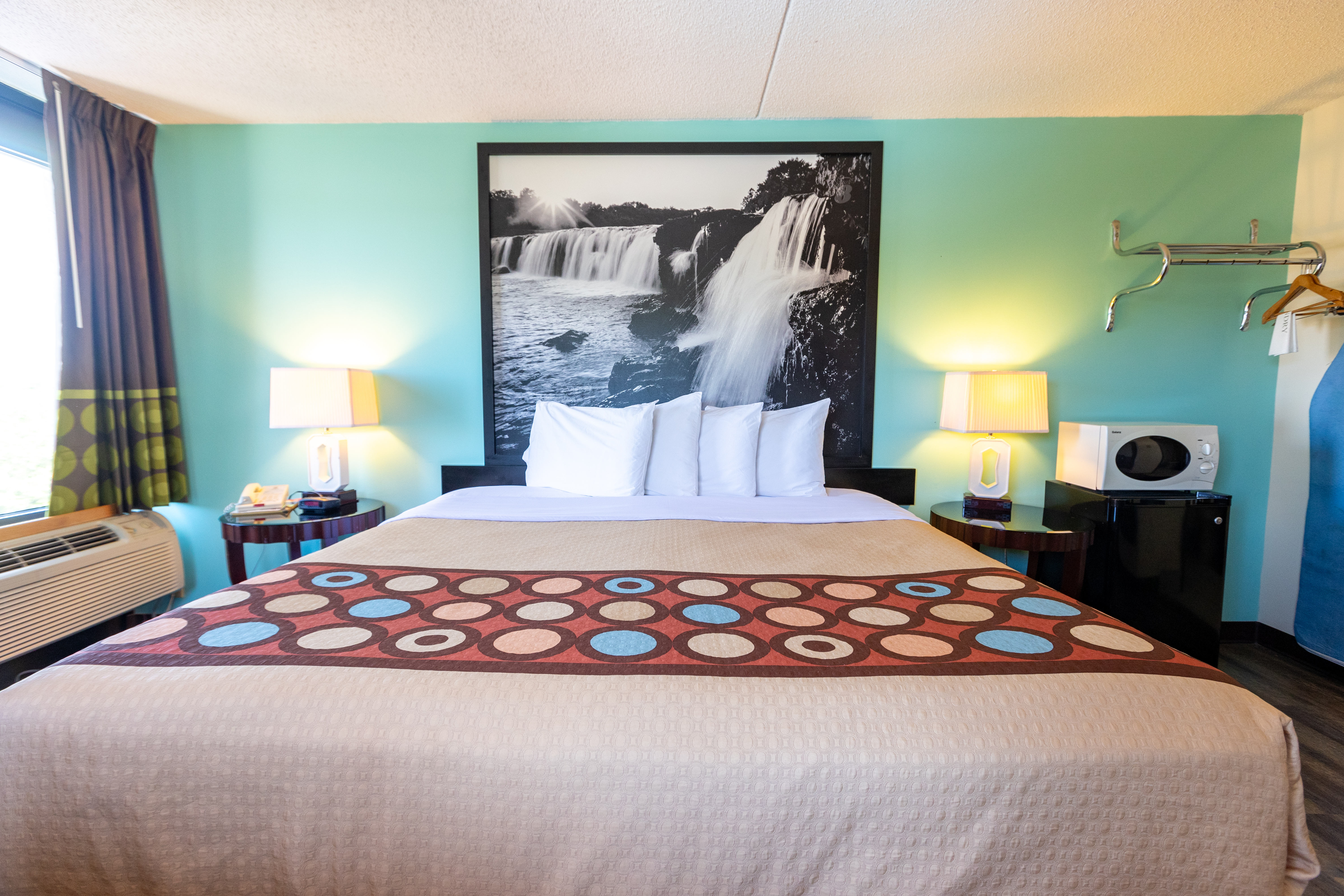 Guest room at the Super 8 by Wyndham Branson/Andy Williams Theatre in Branson, Missouri