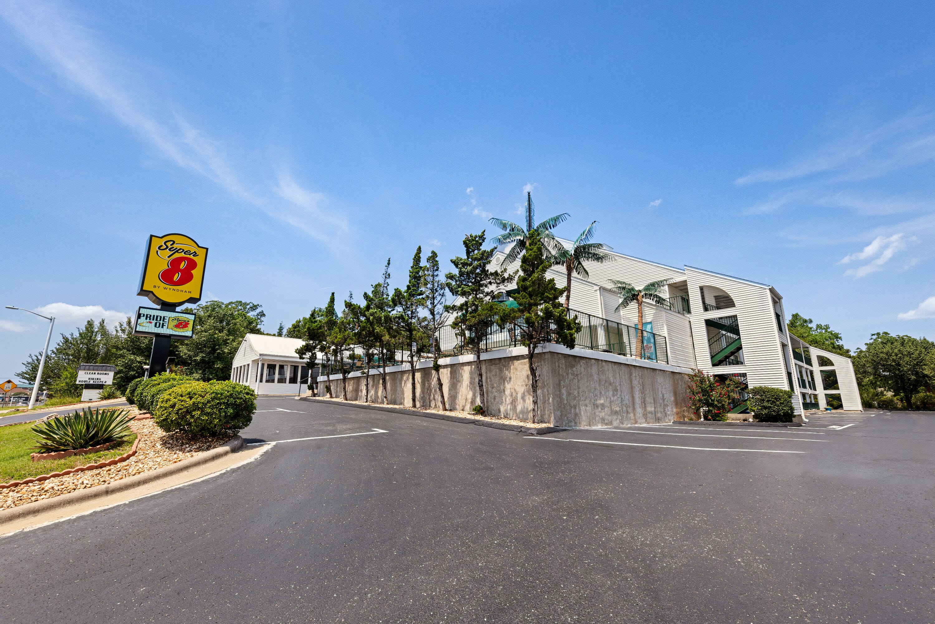 Super 8 by Wyndham Branson / Shepherd of the Hills Exwy | Branson