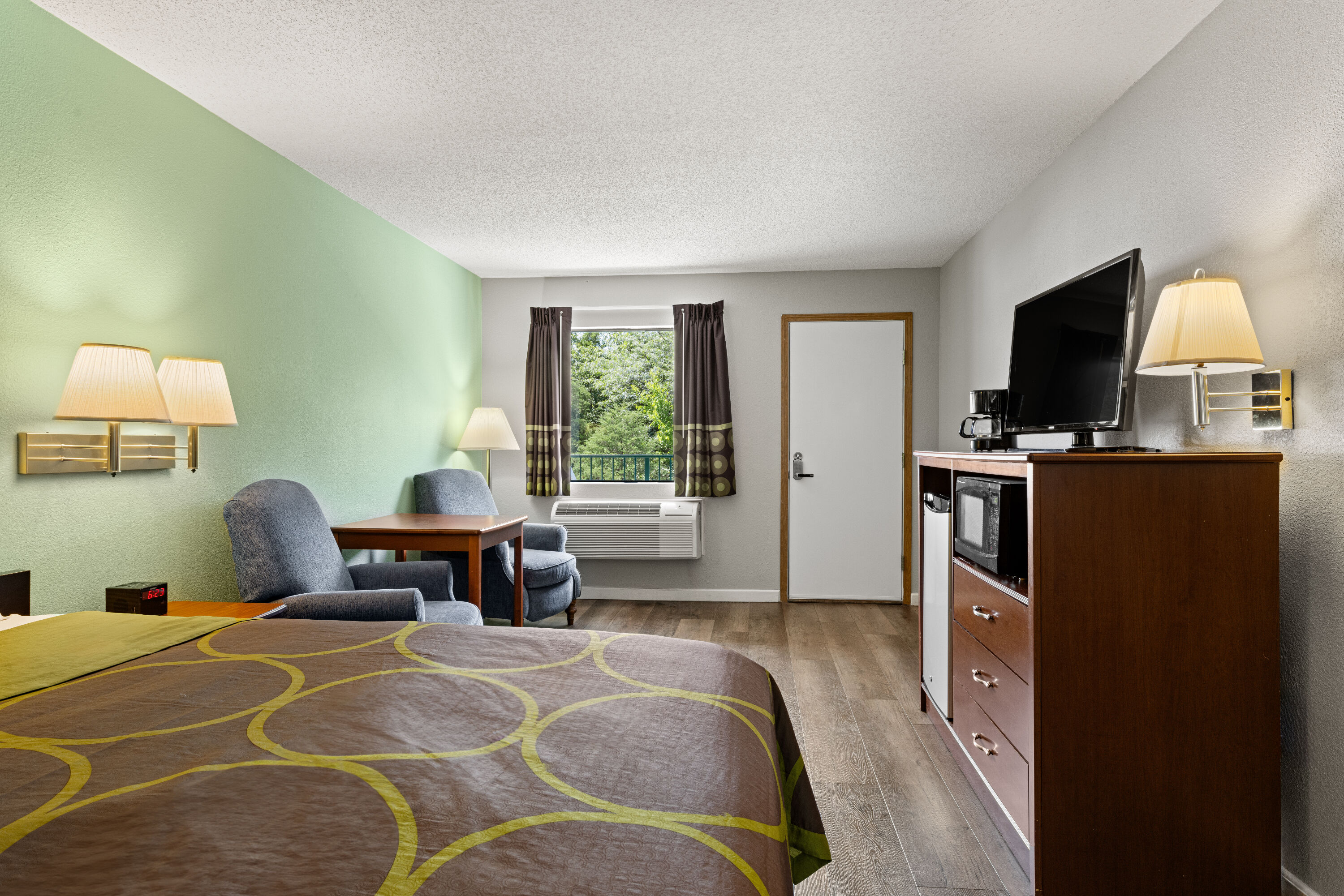 Super 8 by Wyndham Branson / Shepherd of the Hills Exwy suite in Branson, Missouri